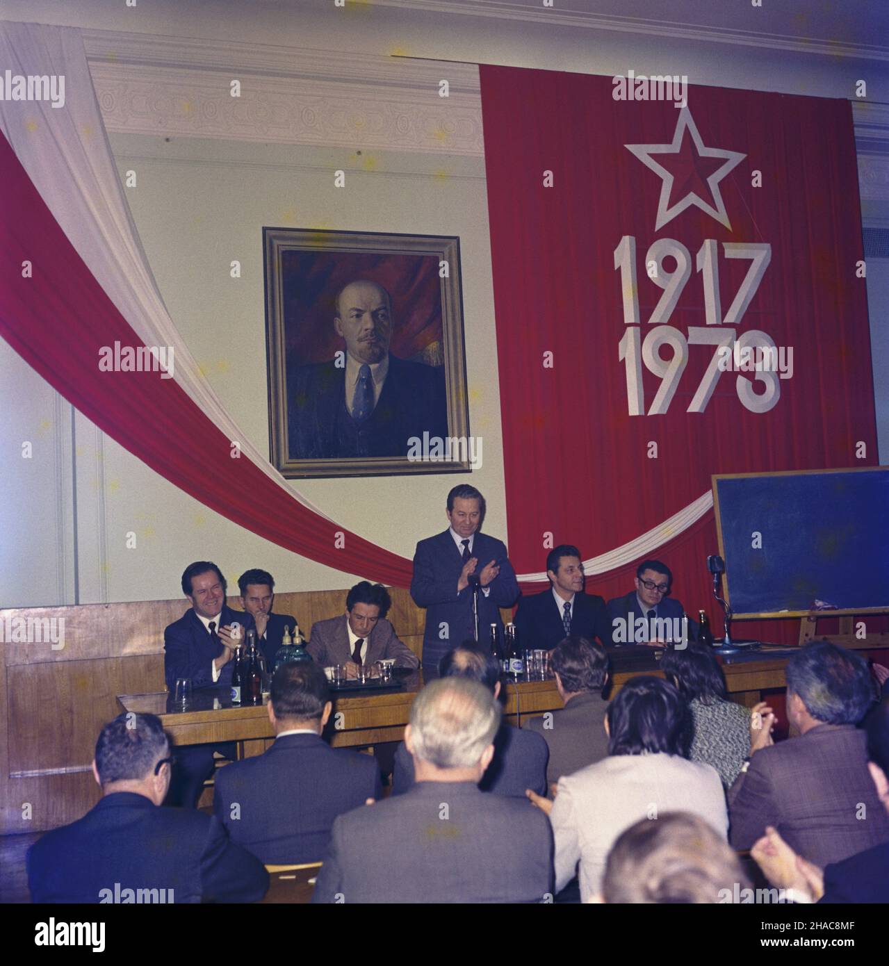 Varsovie 11,1973.Sekretarz Komunistycznej Partii W³och Enrico Berlinguer W siedzibie Wy¿szej Szko³y Nauk Spo³ecznych przy Komitecie Centralnym Polskiej Zjednoczonej Partii Robotniczej (KC PZPR), spotkanie z pracownnikami naukowymi s³uchaczami tej i tej ucyzeli.NZ. m.in.: cz³onek Biura Politycznego i sekretarz KC PZPR Franciszek Szlachcic (L), Enrico Berlinguer (3L). mw PAP/Jan Morek Dok³adny dzieñ wydarzenia nieustalony.Varsovie novembre 1973.Secrétaire du Parti communiste italien Enrico Berlinguer au siège de l'Ecole supérieure des Sciences sociales au Comité central de l'U polonaise Banque D'Images