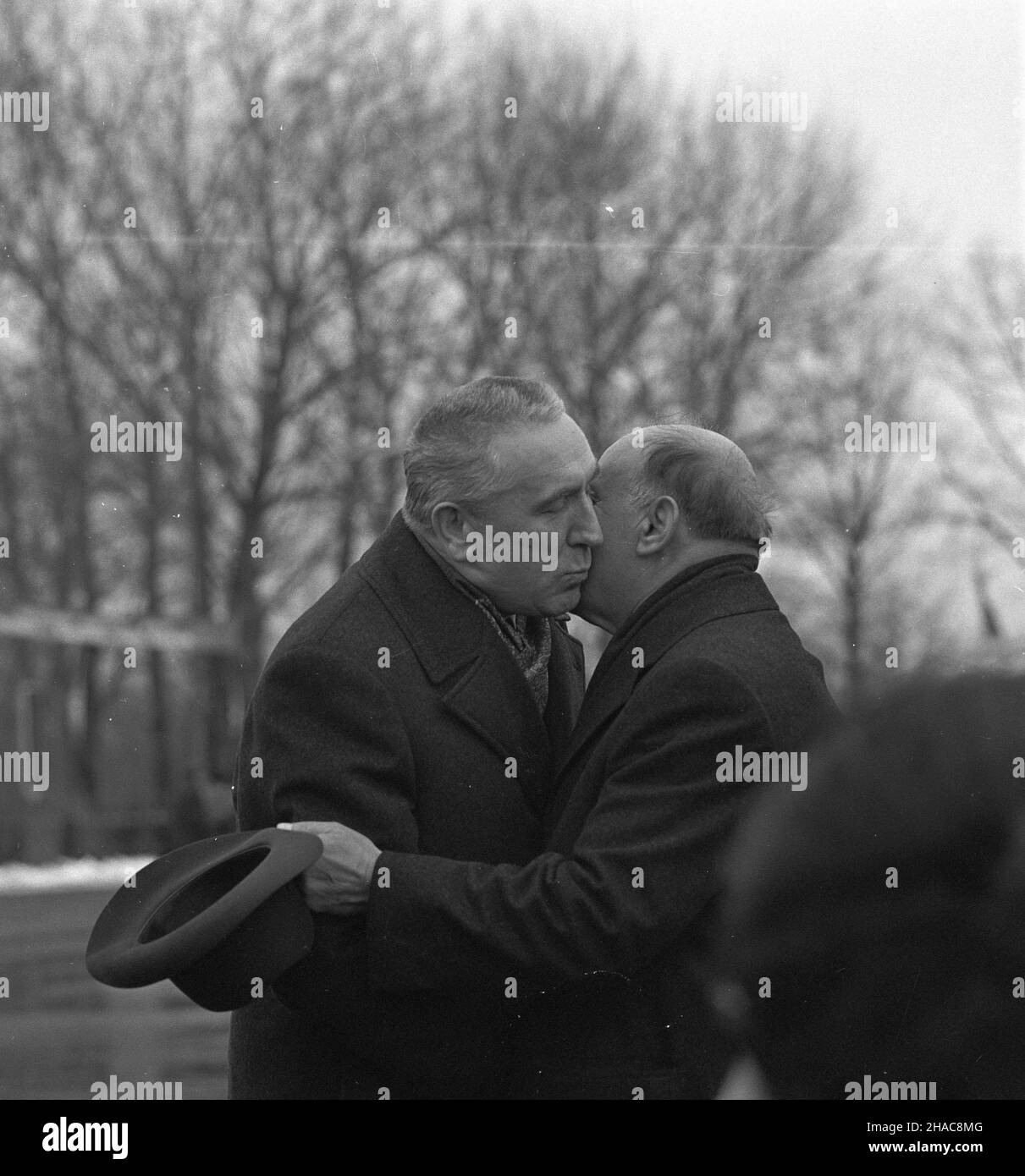 Varsovie 11,1973.Wizyta sekretarza generalnego Bu³garskiej Partii Komunistycznej Teodora ¯iwkowa (P) W Polsce.NZ. Powitanie przez i sekretarza KC PZPR Edwarda Gierka (L). meg PAP/Jan Morek Dok³adny dzieñ wydarzenia nieustalony.Varsovie, Pologne, novembre 1973.Le Secrétaire général du Comité central du Parti communiste bulgare Todor Zhivkov (R) est embrassé par le Premier Secrétaire du Comité central du Parti ouvrier unifié polonais Edward Gierek (L) lors d'une cérémonie de bienvenue à Varsovie.Le secrétaire Zhivkov est en visite en Pologne.PAP/JAN MOREK Banque D'Images