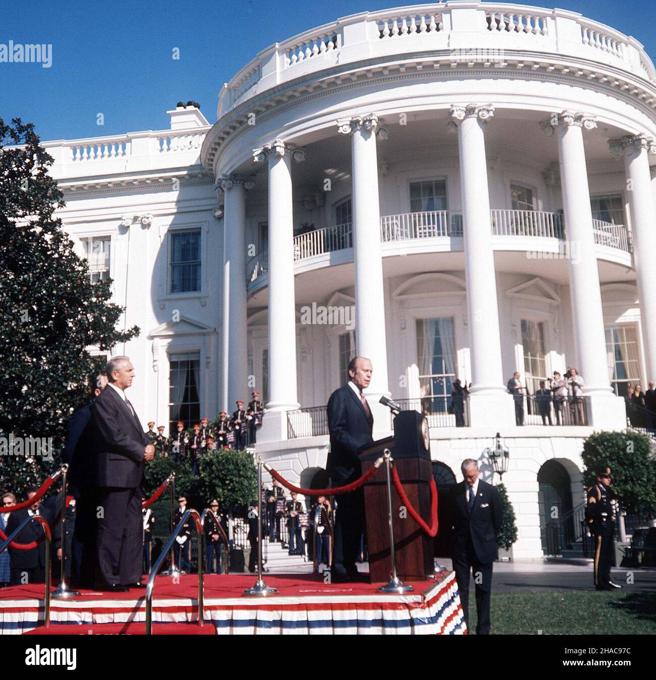 Waszyngton, États-Unis, 08.10.1974.Bia³y Dom.Powitanie I sekretarza KC PZPR Edwarda Gierka (L) przez prezydenta USA Geralda Forda (P).(m.) PAP/Zbigniew MatuszewskiWashington, États-Unis, 08.10.1974.LE président AMÉRICAIN Gerald Ford (R) a souhaité la bienvenue à Edward Gierek (L), premier secrétaire du Comité central du Parti des travailleurs Unis polonais à la Maison Blanche à Washington.(m.) PAP/Zbigniew Matuszewski Banque D'Images