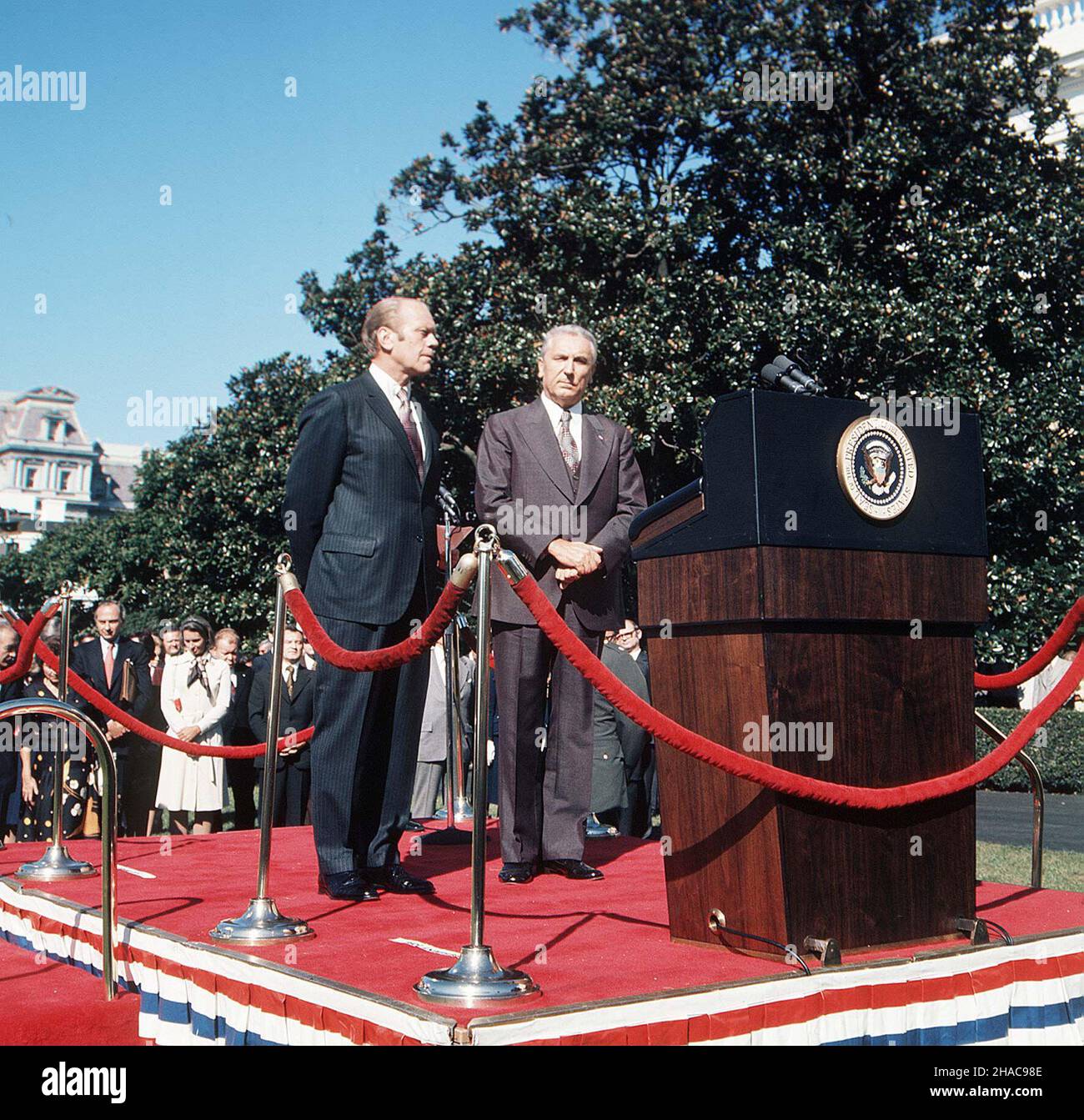 Waszyngton, États-Unis, 08.10.1974.Bia³y Dom.Powitanie I sekretarza KC PZPR Edwarda Gierka (P) przez prezydenta USA Geralda Forda (L).(m.) PAP/Zbigniew MatuszewskiWashington, États-Unis, 08.10.1974.LE président AMÉRICAIN Gerald Ford (L) a souhaité la bienvenue à Edward Gierek (R), premier secrétaire du Comité central du Parti des travailleurs Unis polonais à la Maison Blanche à Washington.(m.) PAP/Zbigniew Matuszewski Banque D'Images