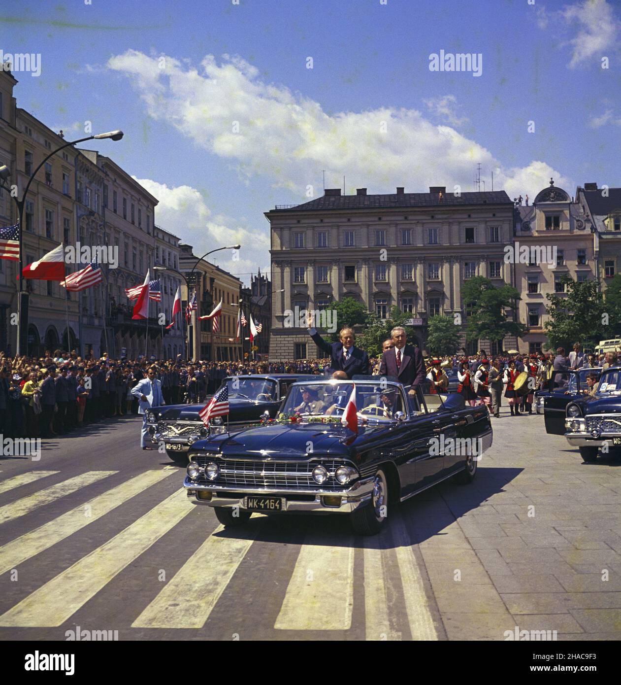 Cracovie 29.07.1975.W dniach od 28 DO 29 lipca przebywa³ W Polsce z wizyt¹ 38 prezydent Stanów Zjednoczonych Ameryki Pó³nocnej (USA) Gerald Rudolph Ford jr.NZ. Limuzyna z prezydentem Stanów Zjednoczonych Ameryki Geraldem Rudolphem Fordem jr.(L) i sekretarzem KC PZPR Edwardem Gierkiem (P) na Rynku G³ównym.W tle wylot ulicy S³awkowskiej. msa PAP/Jan MorekCracovie 29 juillet 1975.Gerald Ford Jr., le président des États-Unis d'Amérique (USA) en 38th, se rend en Pologne les 28 et 29 juillet.Photo : la limousine avec Gerald Ford Jr. (À gauche) et le premier secrétaire de l'unité polonaise Banque D'Images