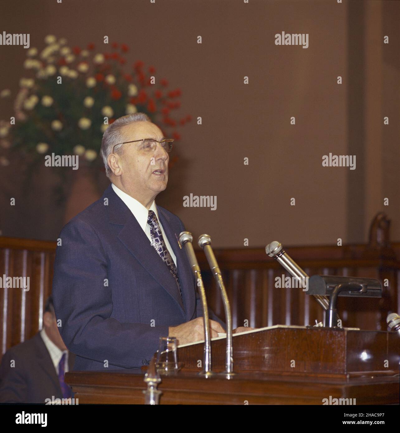 Varsovie, 25.03.1976.Posedzenie inauguracyjne Sejmu VII kadencji wy³onionego W wyborach przeprowadzonych W dniu 21 marca.NZ. Przemówienie i sekretarza KC PZPR Edwarda Gierka. msa PAP/Jan MorekVarsovie 25 mars 1976.la réunion inaugurale du Sejm (Parlement) du mandat de 7th le 21 mars.Photo : allocution prononcée par le premier secrétaire du Comité central du Parti des travailleurs Unis polonais Edward Gierek, msa PAP/Jan Morek Banque D'Images