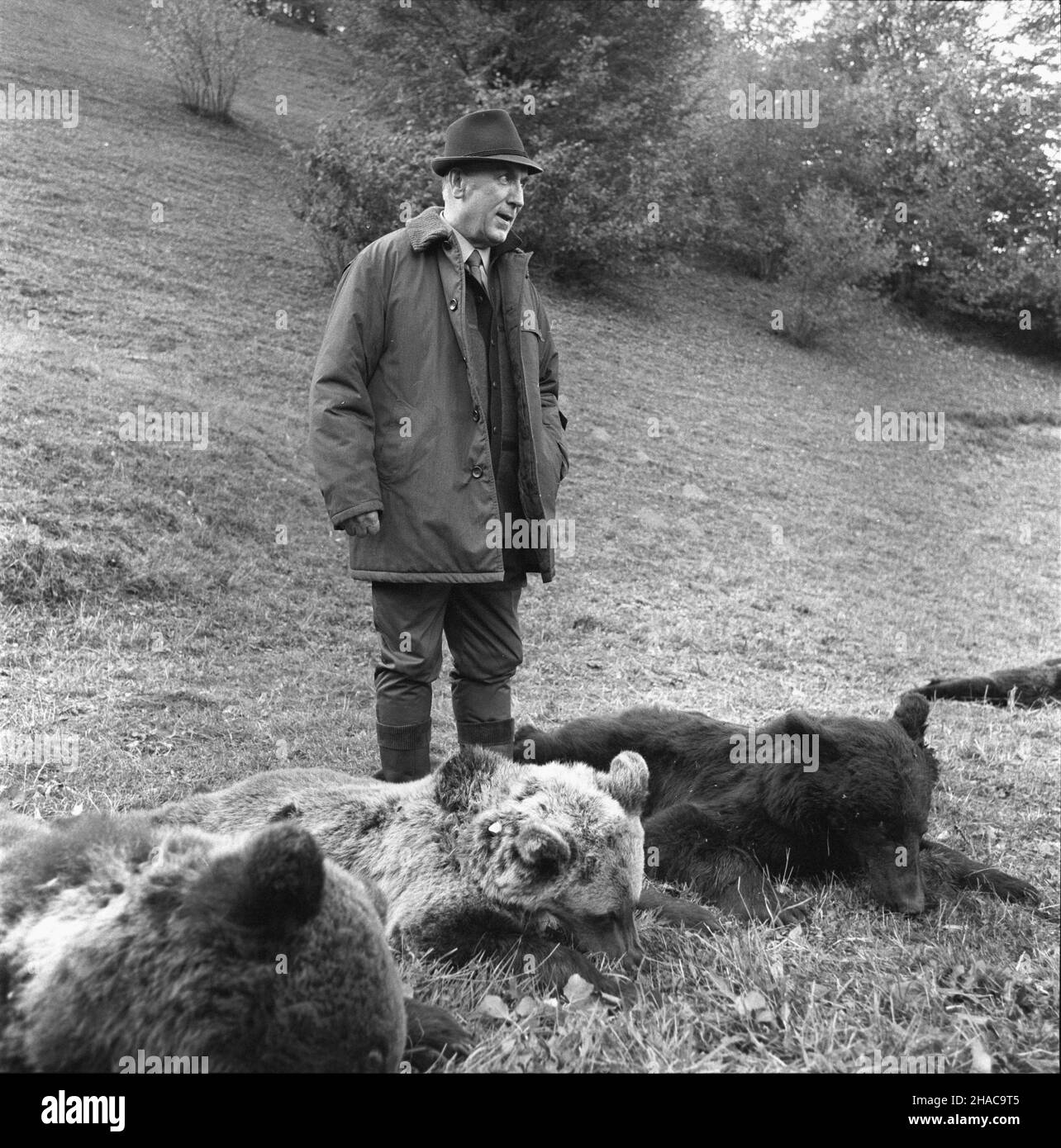 Rumunia 10,1976.Je sekretarz KC PZPR Edward Gierek (nz.) podczas wizyty W Rumunii wzi¹³ udzia³ W polowaniu W Karpatach. meg PAP/Jan Morek Dok³adny dzieñ wydarzenia nieustalony.Roumanie, octobre 1976.Premier secrétaire du Comité central du Parti des travailleurs Unis polonais Edward Gierek pendant une chasse dans les Carpates.Le premier secrétaire Gierek est en visite en Roumanie.PAP/JAN MOREK Banque D'Images