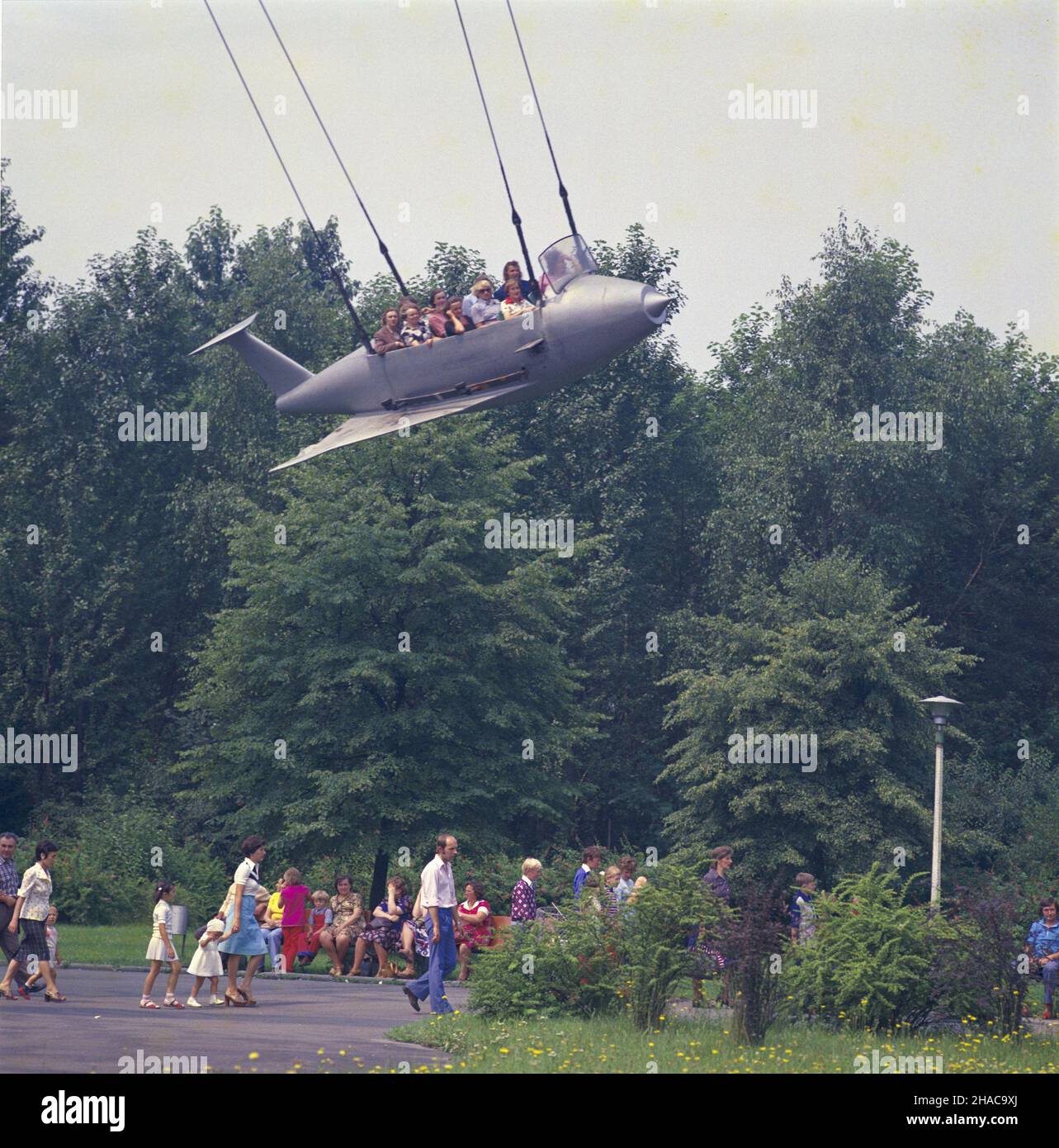 Chorzów 1977.Wojewódzki Park Kultury i Wypoczynku.NZ. Karuzela W weso³ym miasteczku. Js PAP/Jan Morek Dok³adny miesi¹c i dzieñ wydarzenia nieustalone.Chorzow, 1977.Centre régional de culture et de loisirs.Photo : un joyeux-tour dans une foire. Js PAP/Jan Morek Date de l'événement exact inconnue. Banque D'Images