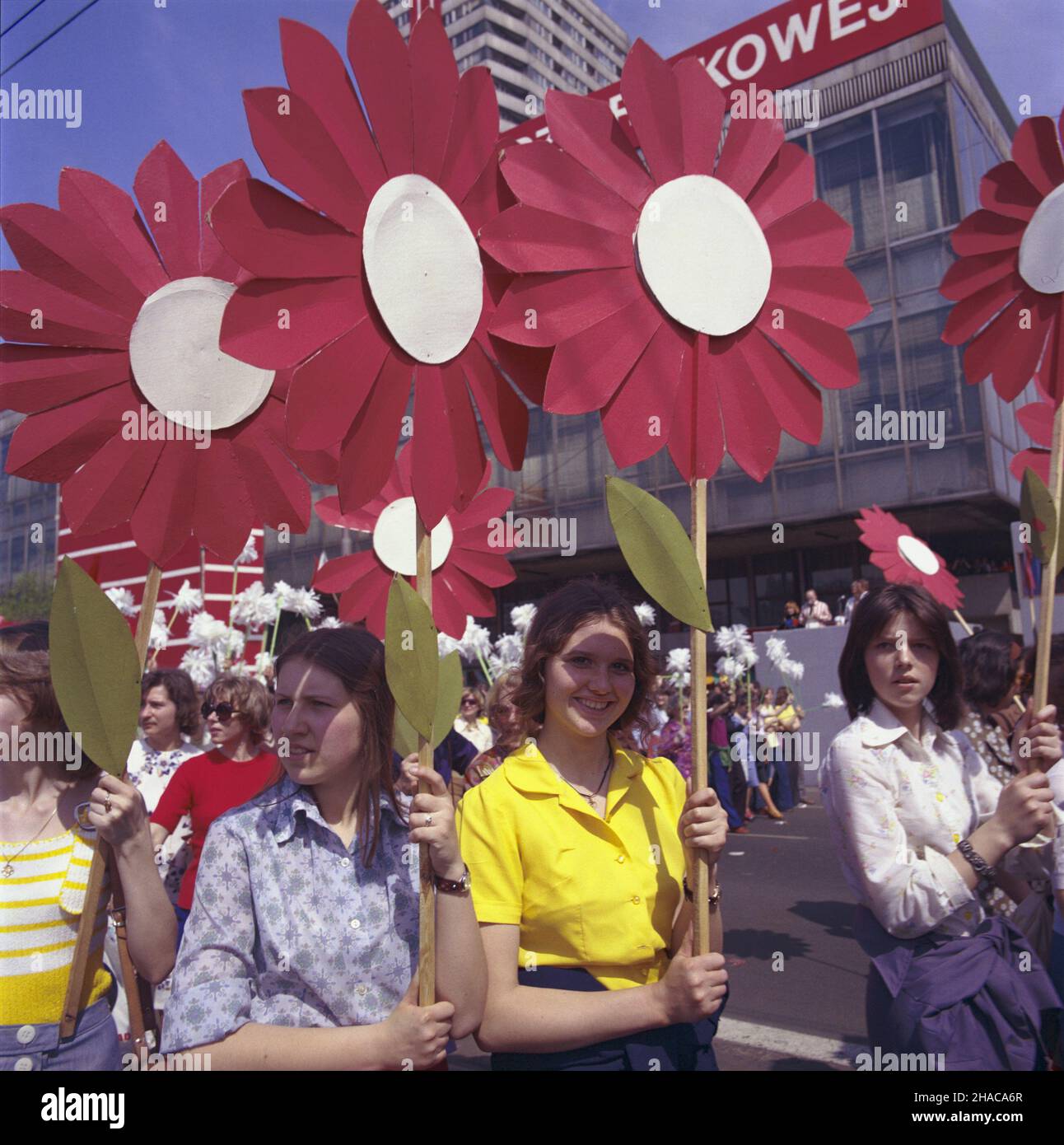 Varsovie 01.05.1977.Obchody Œwiêta Pracy.NZ. Pochód na ulicy Marsza³kowskiej. ka PAP/Leszek £o¿yñskiVarsovie, le 1 mai 1977.Célébrations du jour de mai.Marche sur la rue Marszalkowska. ka PAP/Leszek Lozynski Banque D'Images