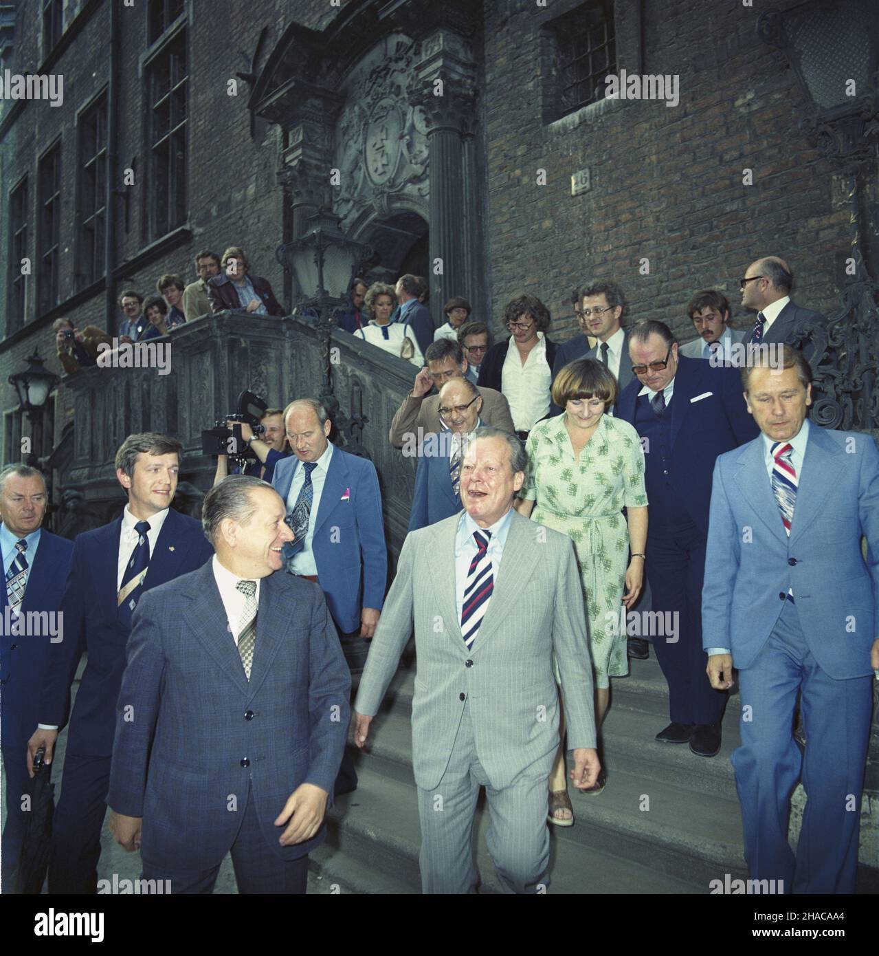 Gdañsk 06,1977.Wizyta przewodnicz¹cego Socjaldemokratycznej Partii Niemiec Willy Brandta W Polsce (20-24.06.1977).NZ.Willy Brandt (W szarym garniturze) prisée wejœciem do Ratusza G³ównego Miasta W Gdañsku. wb PAP/Leszek £o¿yñski Dok³adny dzieñ wydarzenia nieustalony.Gdansk, juin 1977.Le chef du Parti social-démocrate allemand Willy Brandt se rend en Pologne (20-24 juin 1977).Photo : marque Willy (en costume gris) devant l'entrée de l'hôtel de ville principal de Gdansk. wb PAP/Leszek Lozynski jour de l'événement inconnu Banque D'Images