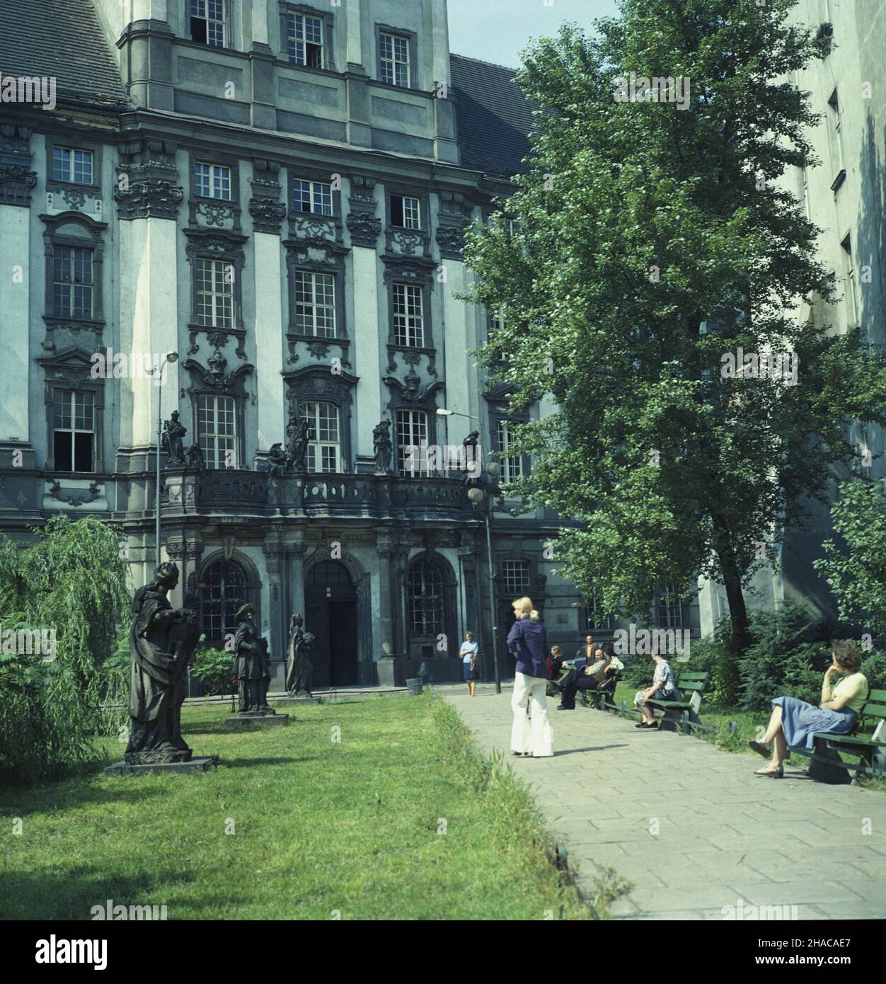 Wroc³aw 07,1977.Gmach g³ówny Uniwersyteu Wroc³awskiego (maximum du Collegium).Wejœcie g³ówne ozdobione portalem z balkonem, na balustradzie rzeŸby Johanna Albrechta Siegwitza z 1736 r. przedstawiaj¹ce postacie czterech cnót kardynalnych, od lewej: Sprawiedliwoœæ (z mieczem), Mêstwo (ze z³aman¹ kolumn¹), M¹droœæ oraz WstrzemiêŸliwoœæ (z dzustbanzalny Hawa³ej Dok³adny).Wroclaw, juillet 1977.Le bâtiment principal de l'Université de Wroclaw (maximum du Collegium).L'entrée principale avec un portail avec un balcon, sur les sculptures balustrade de Johann Albrecht Sieg Banque D'Images