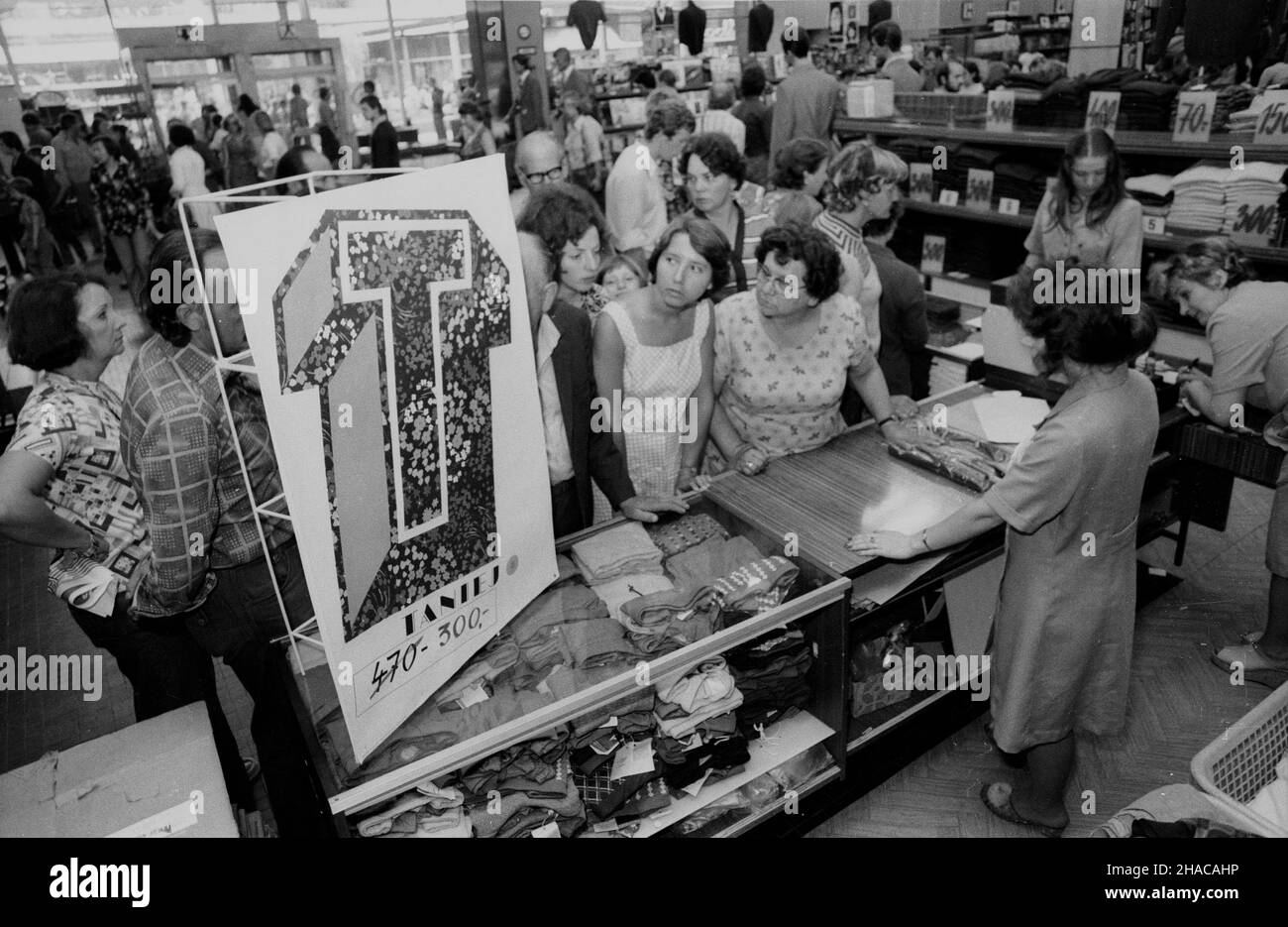 Varsovie, 1977-08-10.Obni¿ka cen W Domach Towarowych Centrum.NZ. Kolejka prisée stoiskiem z konfekcj¹. Ad PAP/Piotr WalczakVarsovie, le 10 août 1977.Réduction des prix dans les grands magasins Centrum.Photo : une file d'attente dans le rayon des vêtements. Ad PAP/Piotr Walczak Banque D'Images