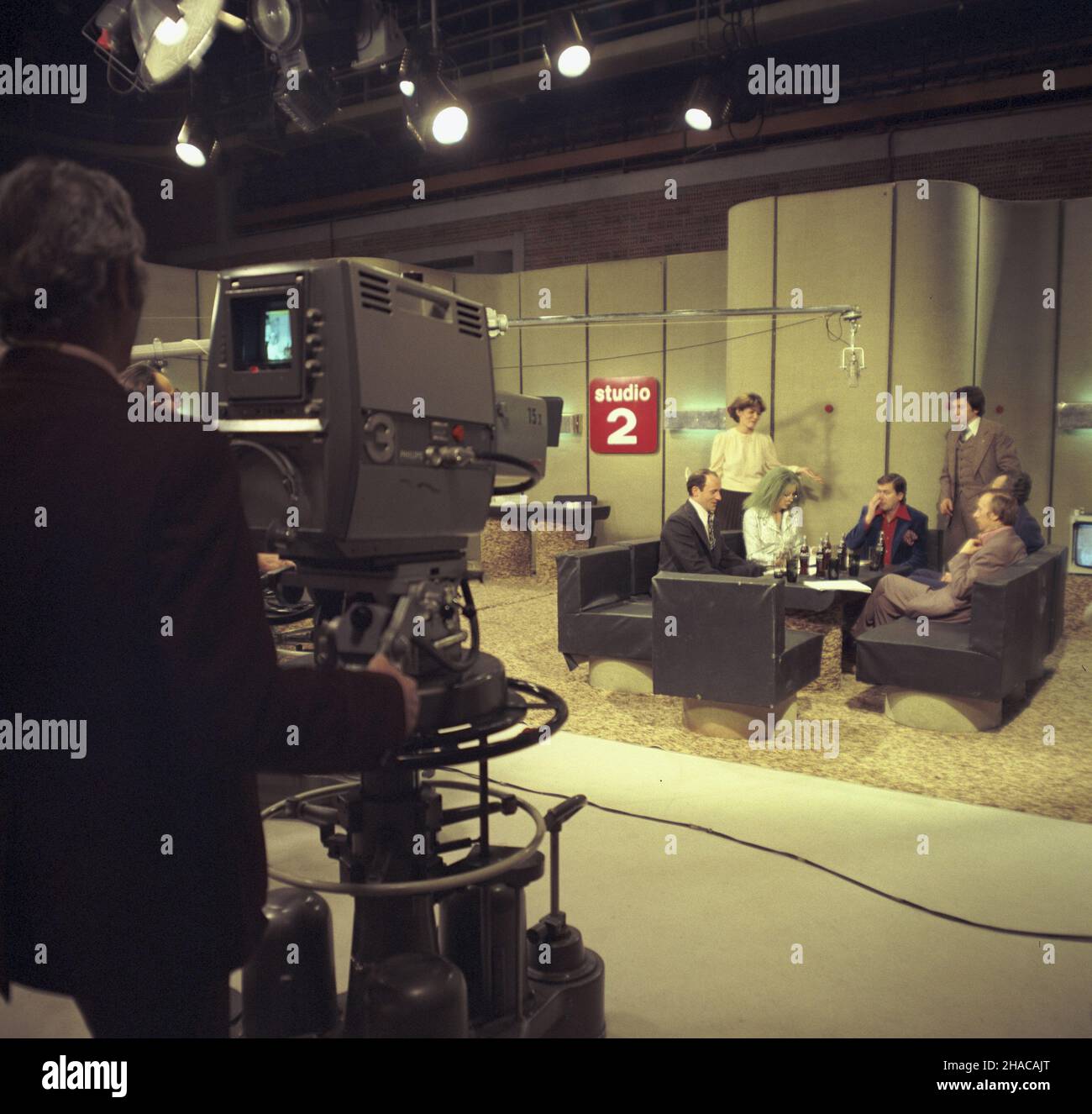 Varsovie 12,1977.Nagranie audycji Telewizji Polskiej Studio 2, cyklicznego bloku programowego nadawanego W wolne sofoty na programie 2.NZ. Spikerzy Bo¿ena Walter (L stoi) i Tadeusz Sznuk (P stoi), oraz aktorzy: Piotr Fronczewski (L), Barbara Wrzesiñska (2L), Janusz Gajos (C) i Wojciech ñ Pokora (P). Js PAP/Woody Ochnustio Dok³adny darziezieza.*** Légende locale *** Varsovie, décembre 1977.Enregistrement du bloc de programmes TV polonais Studio 2 diffusé sur la chaîne 2 le samedi.Photo : les annonceurs Bozena Walter (debout en L) et Tadeusz Sznuk (debout en R), et les acteurs: Piotr Fronczewsk Banque D'Images