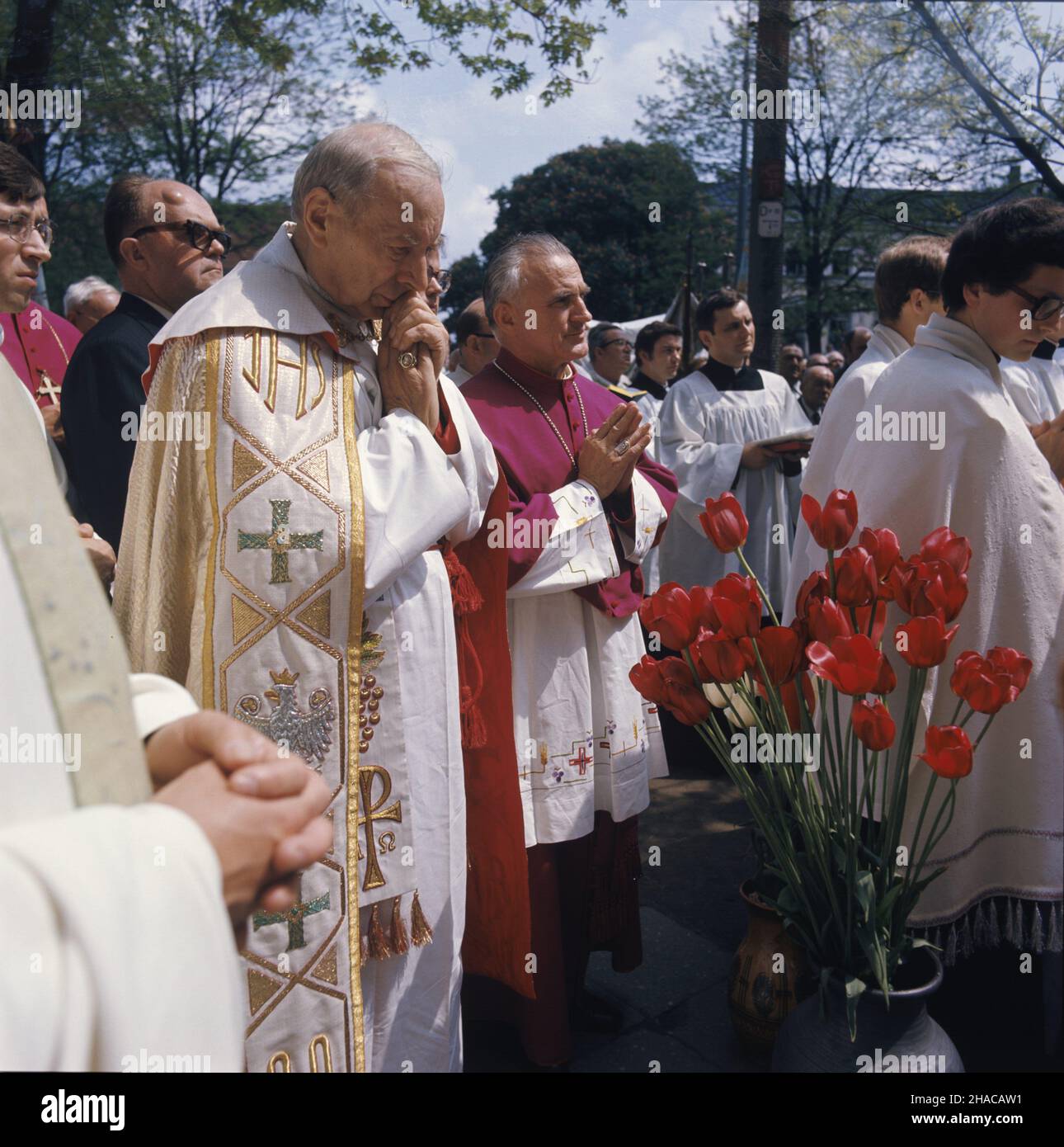 Varsovie 25.05.1978.Uroczystoœæ Najœwiêtszego Cia³a i Krwi Pañskiej - œwiêto Bo¿ego Cia³a.NZ. Centralnie prymas Polski kardyna³ Stefan Wyszyñski (L) i arcybiskup Zagrzebia Franjo Kuhariæ podczas procesji Bo¿ego Cia³a na ul.Krakowskie Przedmieœcie. mta PAP/Andrzej Kossobudzki Or³owskiVarsovie 28 mai 1964.Corpus Christi, le corps le plus Saint et le sang du Christ célébration.Photo : au centre du primat de Pologne, le cardinal Stefan Wyszynski (à gauche) et l'archevêque de Zagreb, Franjo Kuharic, lors de la procession de Corpus Christi à la rue Krakowskie Przedmiescie. mta PAP/Andrzej Kossobudzk Banque D'Images