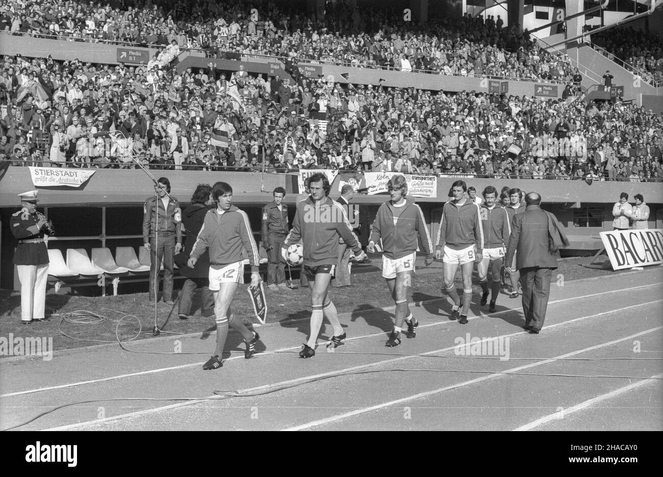 Argentine Buenos Aires 01.06.1978.XI Mistrzostwa Œwiata W Pi³ce No¿nej (1,06-25.06.1978 r.).Mecz Polska - RFN (0:0) na Estadio Monumental (plaque de la rivière Stadion).NZ. Zawodnicy dru¿yny polskiej, od lewej: Pomocnik Kazimierz Deyna, bramkarz Jan Tomaszewski, obroñca Jerzy Gorgoñ, obroñca W³adys³aw ¯muda, obroñca Antoni Szymanowski,Napastnik W³odzimierz Lubañski. gr PAP/Zbigniew MatuszewskiBuenos Aires, Argentine, 01 juin 1978.Joueurs de l'équipe polonaise (G-D): Milieu de terrain Kazimierz Deyna, gardien de but Jan Tomaszewski, défenseur Jerzy Gorgon, défenseur Wladyslaw Zmuda, défenseur Antoni Szymanowski an Banque D'Images