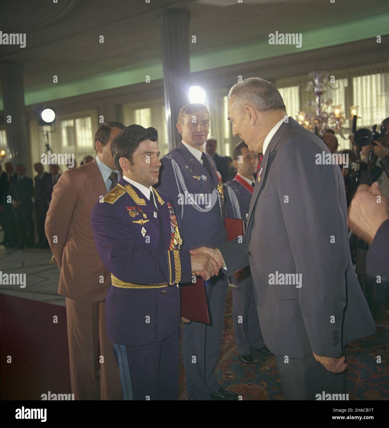 Varsovie 21.07.1978.Uroczyste powitanie kosmonatów Miros³awa Hermaszewskiego oraz Piotra Klimuka po locatie W kosmos rakiet¹ Sojuz-30.NZ. Przywitanie kosmonautów genera³a Wojska Polskiego Miros³awa Hermaszewskiego (3P) i radzieckiego kosmonelry genera³a Piotra Klimuka (1L) z i sekretarzem KC PZPR Edwardem Gierkiem (1P), na drugim planie W W W W polskego polskuka, pu³kownik Jan zwaska, KC/JANKVarsovie, le 21 juillet 1978.Varsovie accueille les astronautes Miroslaw Hermaszewski et Pyotr Kliruk après leur vol spatial dans le navire Soyouz 30.Pi Banque D'Images