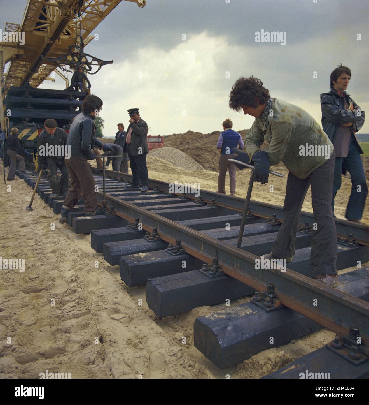 Polska 07,1978.Budowa linii kolejowej Hrubieszów-Huta Katowice.NZ. Mocowanie szyn na podk³adach. Js PAP/Woody Ochnio Dok³adny dzieñ wydarzenia nieustalony.Pologne, juillet 1978.La construction d'une ligne de chemin de fer entre Hrubieszow et le Métallurgistes de Katowice.Photo: Pose de pistes. Js PAP/Woody Ochnio jour d'événement inconnu Banque D'Images