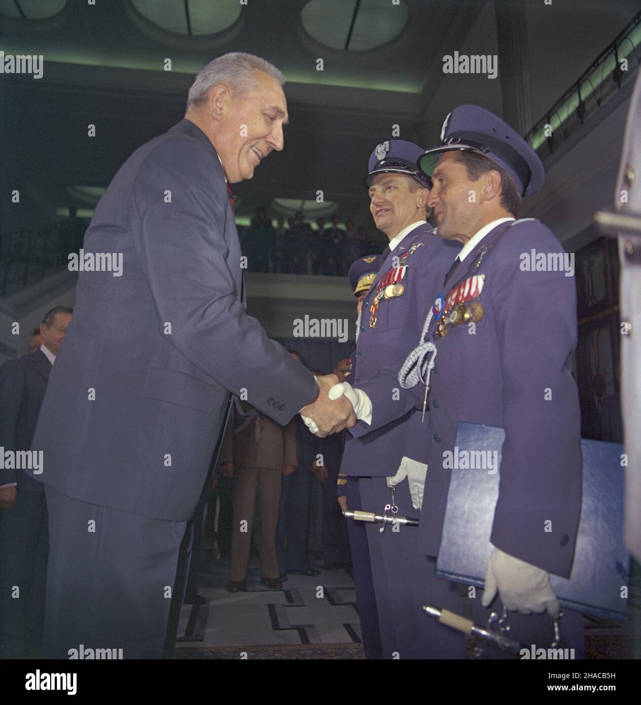 Varsovie 21.07.1978.Uroczyste powitanie kosmonatów Miros³awa Hermaszewskiego oraz jego dublera Zenona Jankowskiego po locatie W kosmos rakiet¹ Sojuz-30.NZ. Przywitanie kosmonautów genera³a Wojska Polskiego Miros³awa Hermaszewskiego (C) i pu³kownika Wojska Polskiego, astronaute - dublera M. Hermaszewskiego Zenona kowskiego z i sekretarzem KC PZPR Edwardem Gierkiem W Sejmie MorjsVarsovie, le 21 juillet 1978.L'astronaute Miroslaw Hermaszewski (C) et son stand-in Zenon Jankowski rencontrent le Premier secrétaire du Comité central du Parti des travailleurs Unis polonais (PUWP) Edward Gierek dans le L Banque D'Images