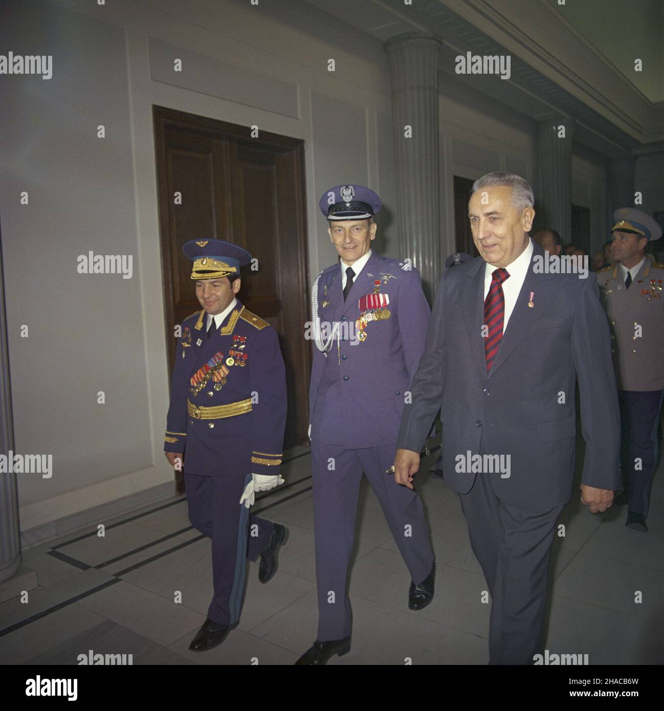 Varsovie 21.07.1978.Uroczyste powitanie kosmonatów Miros³awa Hermaszewskiego oraz Piotra Klimuka po locatie W kosmos rakiet¹ Sojuz-30.NZ. Przywitanie kosmonautów genera³a Wojska Polskiego Miros³awa Hermaszewskiego (C) i radzieckiego kosmonelry gen.Piotra Klimuka z i sekretarzem KC PZPR Edwardem Gierkiem W Sejmie. Js PAP/Jan MorekVarsovie, le 21 juillet 1978.Varsovie accueille les astronautes Miroslaw Hermaszewski et Pyotr Kliruk après leur vol spatial dans le navire Soyouz 30.Photo : Hermaszewski (C) et l'astronaute soviétique Pyotr Kliluk rencontrent le premier secrétaire du Parti des travailleurs Unis polonais Banque D'Images
