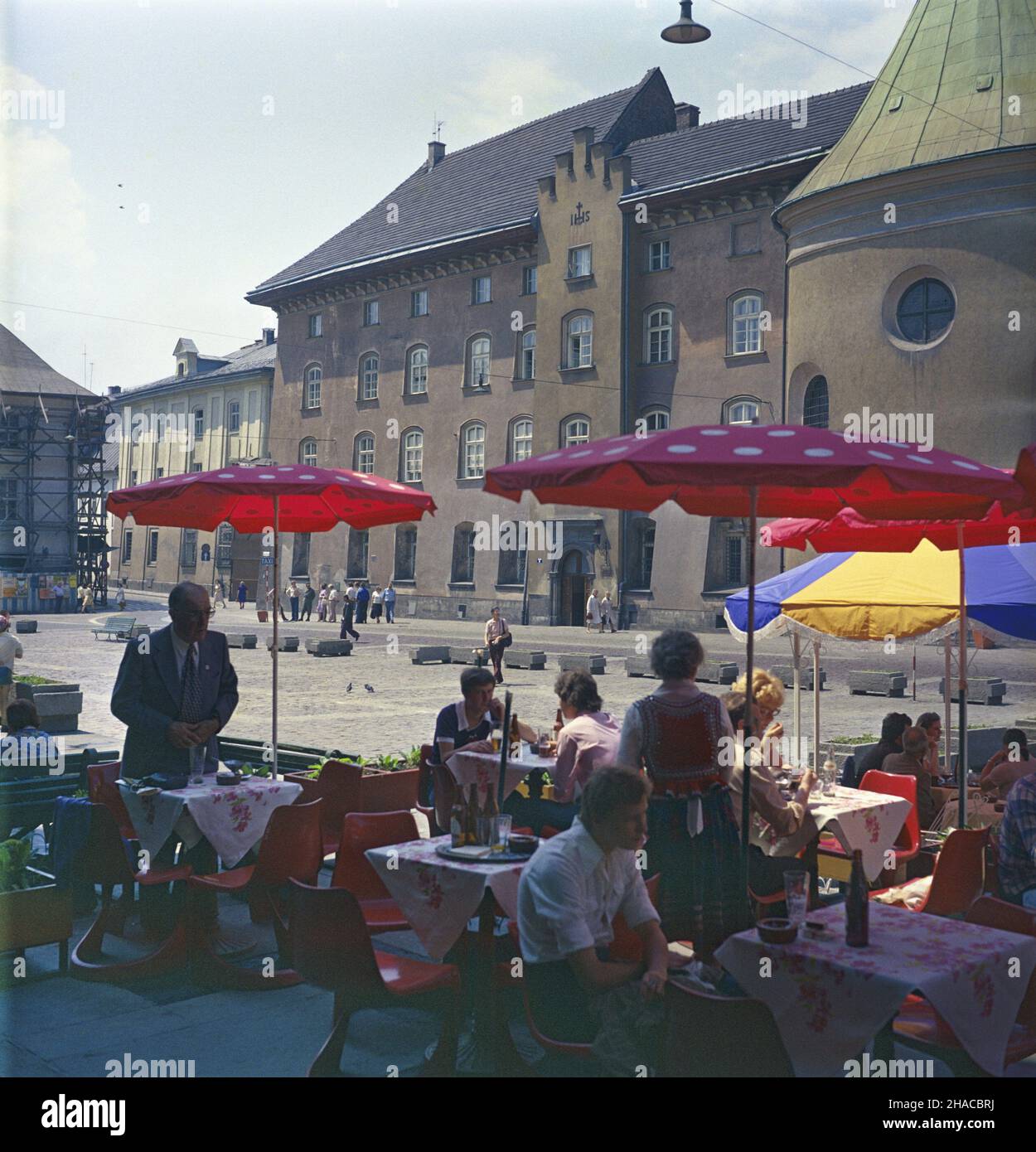 Cracovie 05,1979.Ma³y Rynek (Stary Rynek, Wandeta, Tandeta) na Starym Mieœcie.Œredniowieczny plac miejski z przeznaczeniem na handel miêsem i jatki rzeŸnicze, a od XVI wieku tak¿e handel starzyzn¹.NZ. Letnia kawiarnia na Ma³ym Rynku; W g³êbi budynki i apsyda koœcio³a pw.œw.Barbary przy zachodniej pierzei Ma³ego Rynku. mta PAP/Jan Morek Dok³adny dzieñ wydarzenia nieustalony.Cracovie, mai 1979.Le marché de la vieille ville.La place municipale du Moyen-âge attribuée pour le commerce de la viande et, depuis le 16th siècle - dans les vieilles choses.Photo : un café d'été au Small Market Square Banque D'Images