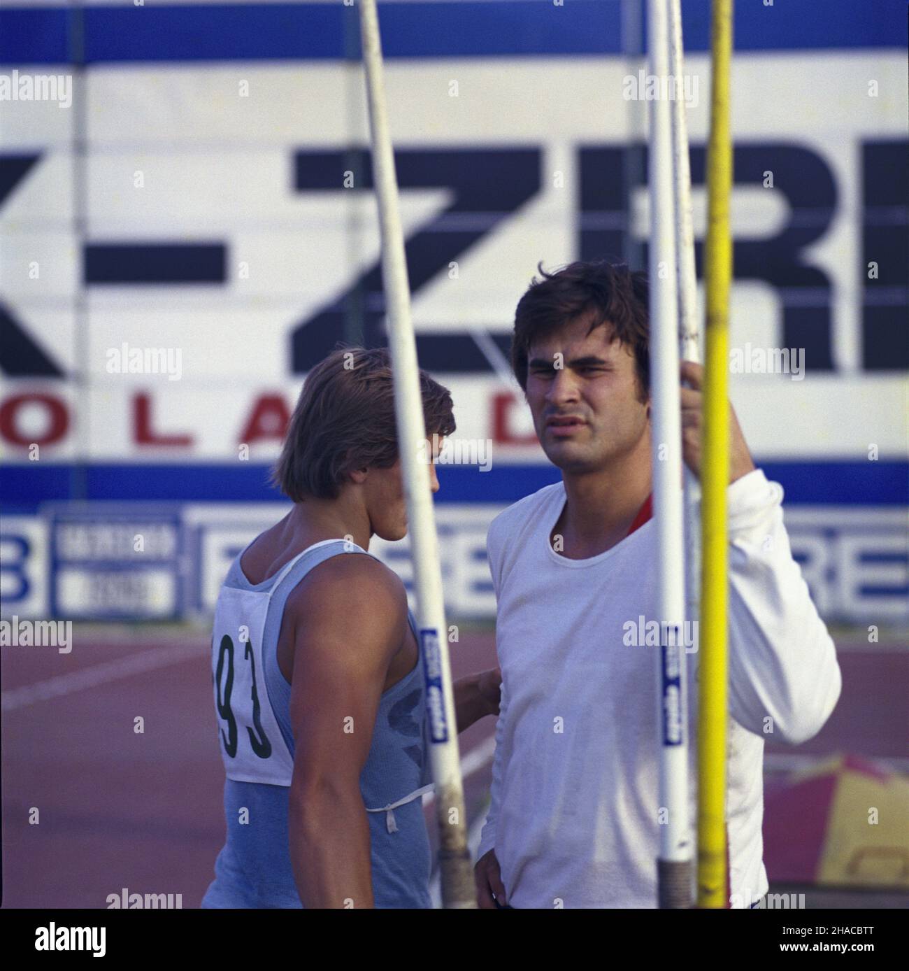 Varsovie 06,1979.Piotr Bielczyk - polski lekkoatleta specjalizuj¹cy siê W rzucie oszczepem, podczas zawodów Warszkoatletycznych Miêdzynarodowego Memoria³u¿ñ Kusociñiego rozeganych na Skry W arustwiesznad Dok³adny.Varsovie, juin 1979.Piotr Bielczyk - athlète polonais, lanceur de javelines - pendant la course internationale Janusz Kusocinski Memorial sur le stade Skra à Varsovie. mta PAP/Tomasz Prazmowski jour d'événement inconnu Banque D'Images