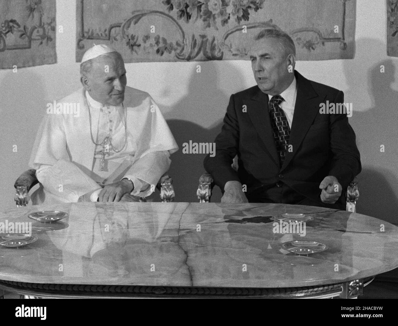 Varsovie, 02.06.1979.Spotkanie Papie¿a Jana Paw³a II (L) i sekretarza PZPR Edwarda Gierka (P) podczas i pielgrzymki Jana Paw³a II do Polski.(m.) Zbigniew MatuszewskiVarsovie, 02.06.1979.Le pape Jean-Paul II (L) et le premier secrétaire du Parti ouvrier unifié polonais Edward Gierek (R) lors d'une réunion à Varsovie, dans le cadre du premier pèlerinage du pape en Pologne.(m.) PAP/Zbigniew Matuszewski Banque D'Images