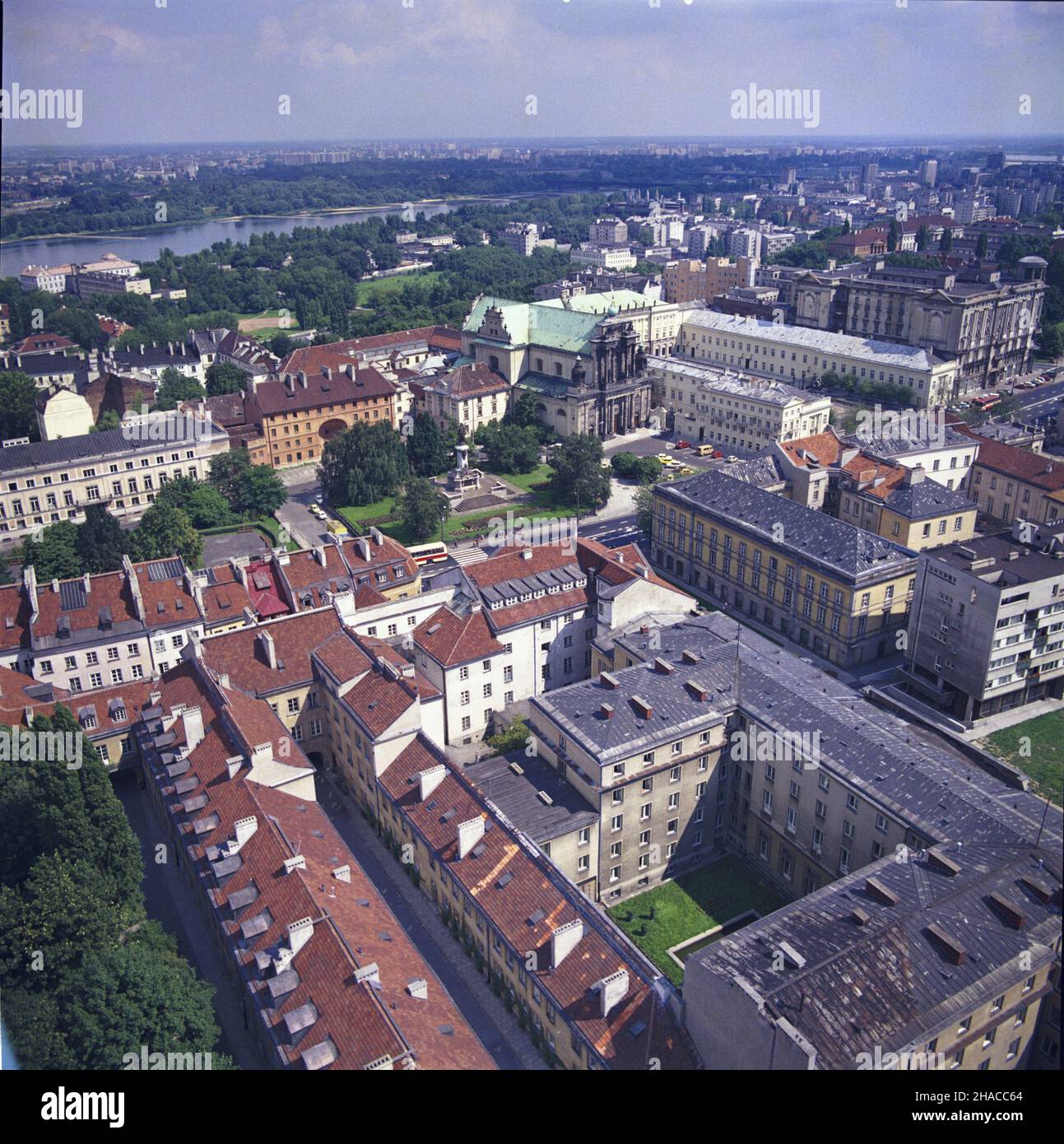 Varsovie 08,1979.Obraz lotniczy czêœci staromiejskiej Warszawy - panorama miasta widziana znad placu Teatralnego W kierunku po³udniowo-wschodnim.NZ. Zabudowa historycznego Traktu Królewskiego (ulica Krakowskie Przedmieœcie) i ulicy Trêbacteriej (P); W g³êbi dolina Wis³y. mta PAP/Jan Morek Dok³adny dzieñ wydarzenia nieustalony.Varsovie, août 1979.Une vue panoramique de la vieille ville de Varsovie - un panorama de la ville vu depuis le dessus de la place Teatralny dans la direction sud-est.Photo : la route royale historique (rue Krakowskie Przedmiescie) et la rue Trebacka (R); i Banque D'Images