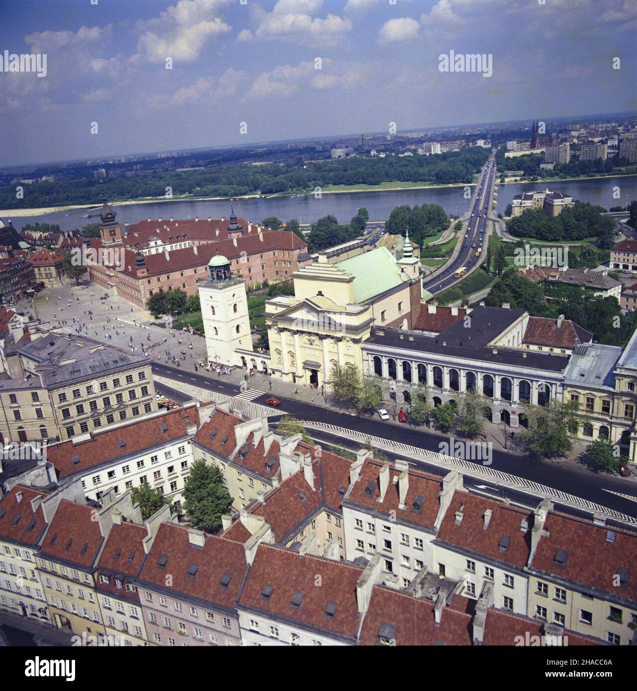 Varsovie 08,1979.Obraz lotniczy czêœci staromiejskiej Warszawy - panorama miasta widziana znad placu Teatralnego W kierunku pó³nocno-wschodnim.NZ.Zamek Królewski W Warszawie (L) i zabudowa historycznego Traktu Królewskiego (ulica Krakowskie Przedmieœcie) (C); W g³êbi dolina Wis³y, MOST Œl¹sko-D¹browski, Trasa W-Z i prawobrze¿na dzielnica Warszawy - Praga. Dok³adnyVarsovie, août 1979.Une vue panoramique de la vieille ville de Varsovie - un panorama de la ville vu depuis le dessus de la place Teatralny dans la direction sud-est.Image Banque D'Images