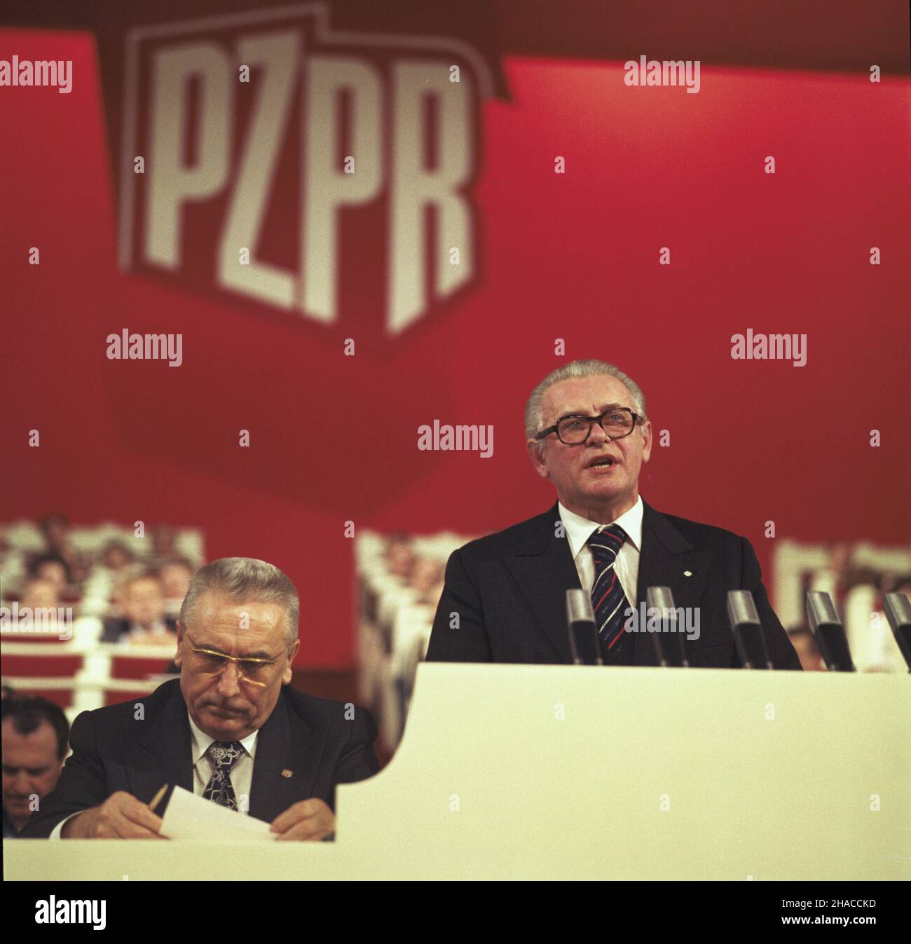 Varsovie 02,1980.VIII Zjazd Polskiej Zjednoczonej Partii Robotniczej (PZPR) obradowa³ 11-15 lutego W Sali Kongresowej Pa³acu Kultury i Nauki.NZ. Przemawia cz³onek Komitetu Centralnego Polskiej Zjednoczonej Partii Robotniczej (KC PZPR) aktor, re¿yser Tadeusz £omnicki, z lewej i sekretarz PZPR Edward Gierñ MW PAP/Wojusstcienia darzieski Dok³adny kniej.Varsovie, février 1980.Le Congrès de 8th du Parti des travailleurs Unis polonais (PUWP) s'est tenu le 11-15 février au Palais de la Culture et de la Science.Photo : adresse de l'acteur, du réalisateur et de PUWP Central COMMIT Banque D'Images