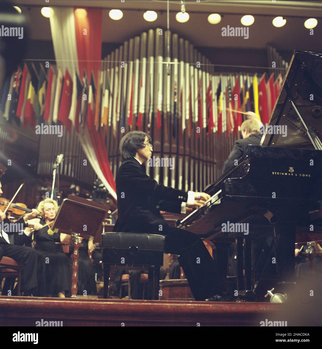 Varsovie 19.10.1980.Filharmonia Narodowa.X Miêdzynarodowy Konkurs Pianistyczny im.Fryderyka Chopina (2-19 paŸdziernika).NZ. Koncert fina³owy.GRA reprezentant Wietnamu Dang Thai son (zwyciêzca konkursu).Dyryguje Tadeusz Struga³a. msa PAP/Jan MorekVarsovie, le 19 octobre 1980.Dang Thai son du Vietnam joue au concert final du Concours international de piano Chopin 10th à l'Orchestre philharmonique de Varsovie (oct2-19) par Tadeusz Strugala.Dang Thai son a remporté le concours. msa PAP/Jan Morek Banque D'Images