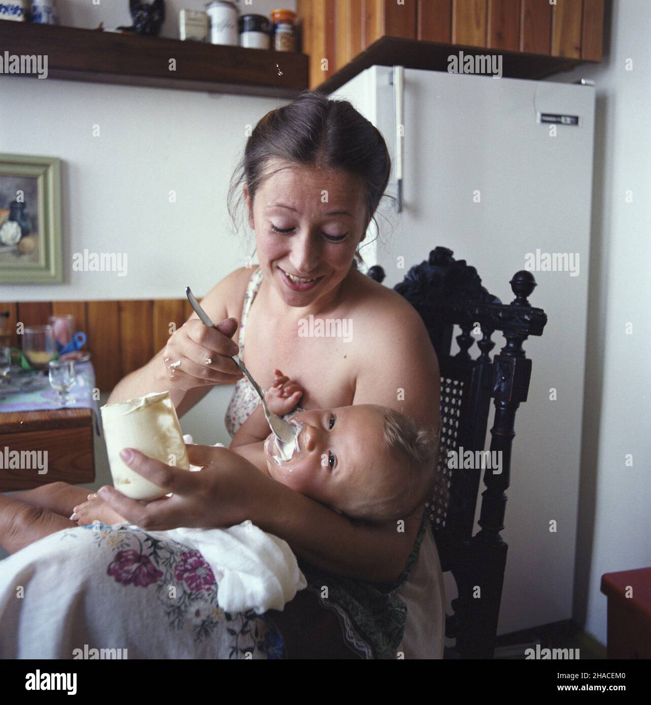 Varsovie 09,1982.Matka z dzieckiem (Barbara Potocka z synem). ka PAP/Maciej Musia³ Dok³adny dzieñ wydarzenia nieustalony.Varsovie, septembre 1982.Mère (barbara Potoka) avec son fils Ka PAP/Maciej Musial jour de l'événement inconnu Banque D'Images