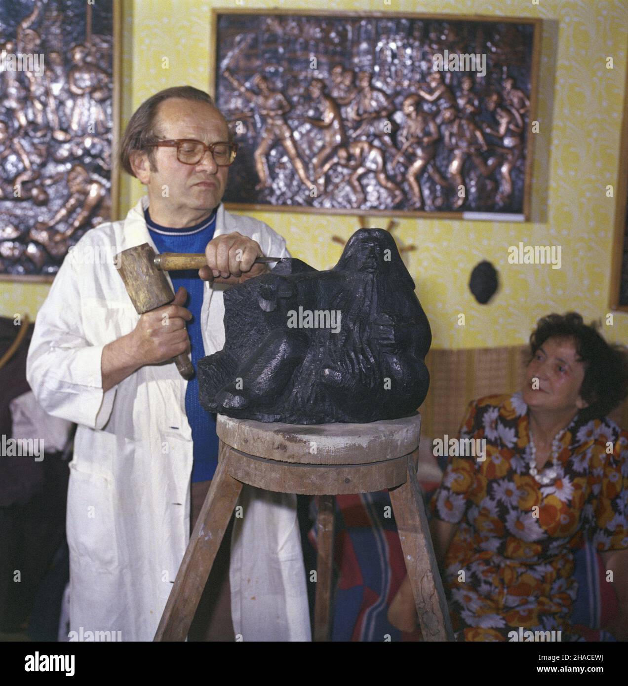 Ruda Œl¹ska 06,1983.rzeŸbiarz tworz¹cy W wêglu, uczeñ Xawerego Dunikowskiego Piotr Latoska W swojej pracowni.Obok ¿ona, rzeŸbiarka Maria Chudoba-Latoska. ka PAP/Jerzy Ochoñski Dok³adny dzieñ wydarzenia nieustalony.Ruda Slaska, juin 1983.Piotr Latoska, artiste visuel, sculpteur sculptant dans le charbon, élève de Xawery Dunikowski, dans son atelier.A côté de lui, femme, sculptrice Maria Chudoba-Latoska. ka PAP/Jerzy Ochonski Event Day unknown Banque D'Images