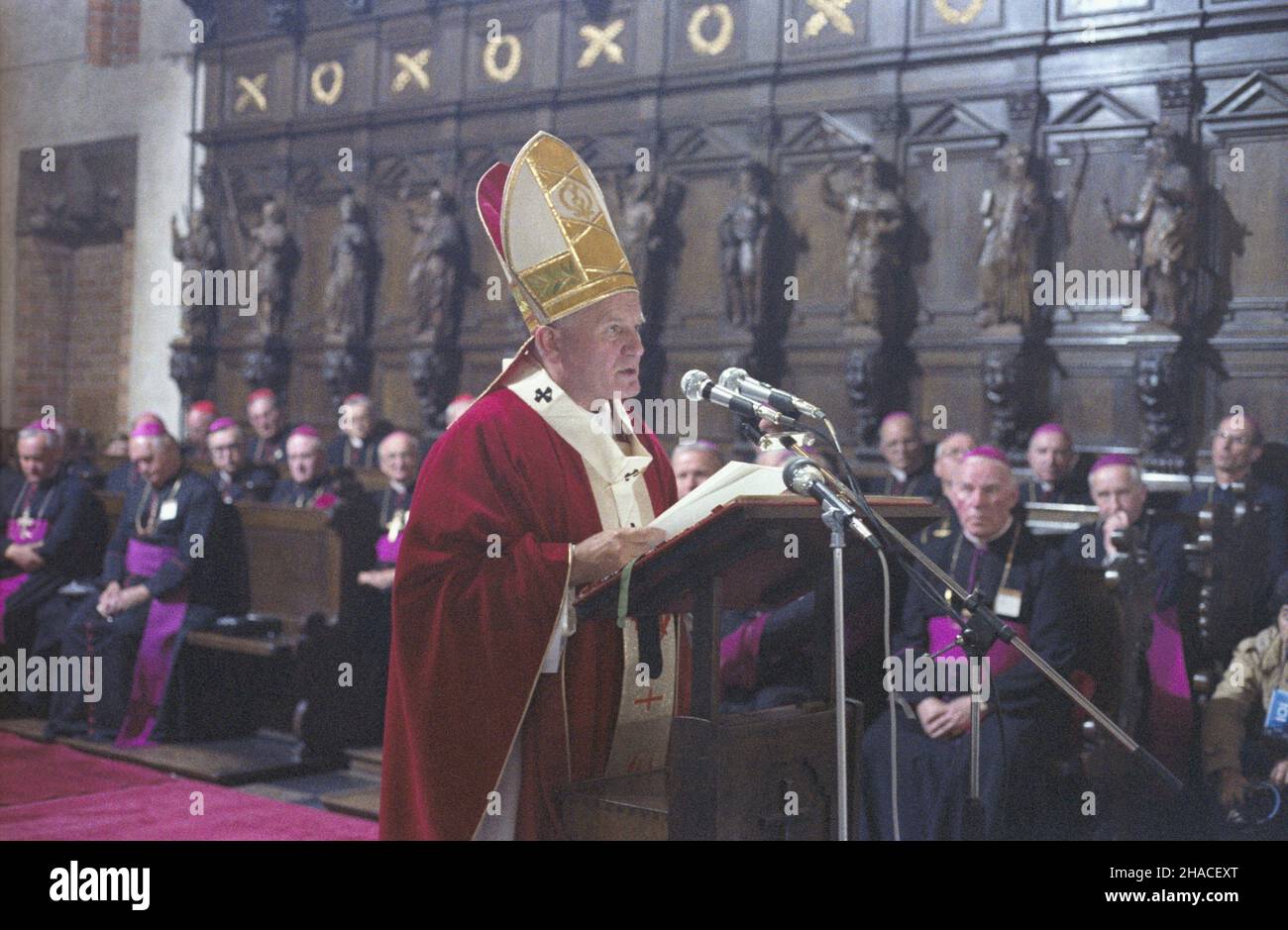 Varsovie 16.06.1983.II pielgrzymka do Polski papie¿a Jana Paw³a IIMsza œwiêta W katedrze pw.Mêczeñstwa Œwiêtego Jana Chrzciela. wb PAP/Bogdan £opieñskiVarsovie 16 juin 1983.La deuxième pilgimage du pape Jean-Paul II à la Pologne.Messe à la cathédrale Saint-Jean-Baptiste du martyre. wb PAP/Bogdan £opienski Banque D'Images