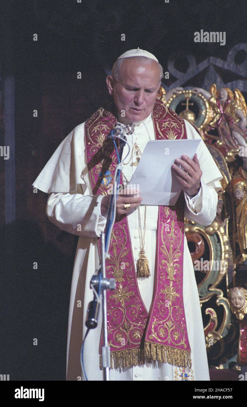 Cracovie 22.06.1983.II pielgrzymka do Polski papie¿a Jana Paw³a IINZ.Ojciec Œwiêty wyg³asza przemówienie na zakoñczenie Synodu Prowincjalnego metropolii krakowskiej W bazylice archikatedralnej pw.œw. œwStanis³awa i Wac³awa. wb PAP/Jerzy OchoñskiCracovie 22 juin 1983.Le deuxième pèlerinage du Pape Jean-Paul II en Pologne.Photo : le Saint-Père délivrant une adresse à la fin du Conseil provincial de Cracovie Metropolis dans la basilique Saint-Stanislaus et la basilique Saint-Vaclaus. wb PAP/Jerzy Ochonski Banque D'Images