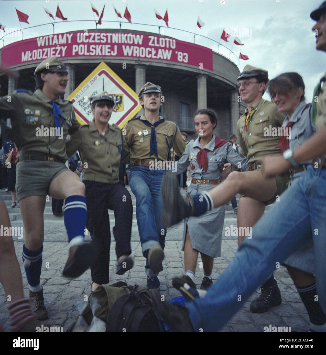 Wroc³aw 20.07.1983.Ogólnokrajowy Zlot M³odzie¿y Polskiej (W dniach 19-20.07.1983) z okazji 35. Rocznicy zjednoczenia ruchu m³odzie¿owego i powo³ania Zwi¹zku M³odzie¿y Polskiej.W uroczystoœciach udzia³ wziêli dzia³acze organizacji m³odzie¿owych oraz uczestnicy kongresu z 1948 roku.NZ. Harcerze gmachem prisé Hali Ludowej. wb PAP/Jan MorekWroclaw, le 20 juillet 1983.Un rassemblement national de jeunes marquant le 35th anniversaire de l'Union de la jeunesse polonaise (ZMP) a réuni des militants d'organisations de jeunesse et des participants au congrès fondateur du ZMP en 1948.Photo : scouts à l'extérieur de la salle des gens. wb P. Banque D'Images