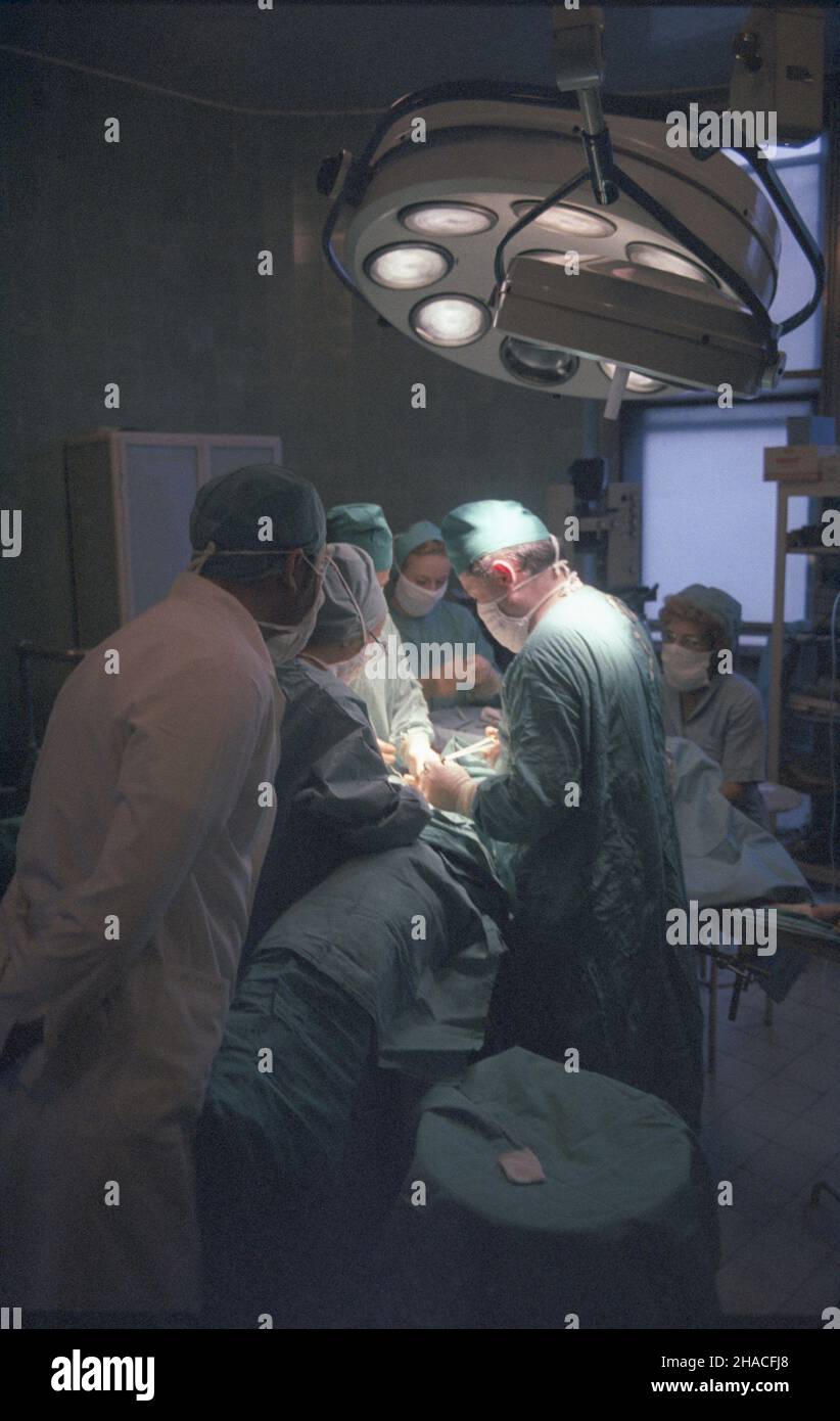 Cracovie 02,1984.Instytut Ginekologii Po³o¿nictwa Akademii Medycznej.NZ. Operuje prof. dr hab. med.Rudolf Klimek (2P), dyrektor instytutu. Js PAP/Jerzy Ochoñski Dok³adny dzieñ wydarzenia nieustalony.Cracovie février 1984.L'Institut de gynécologie et d'obstétrique de l'Académie médicale de Cracovie.Photo: Professeur Rudolf Klimek (2nd à gauche), directeur de l'institut au théâtre d'opération. Js PAP/Jerzy Ochonski Date de l'événement inconnue. Banque D'Images