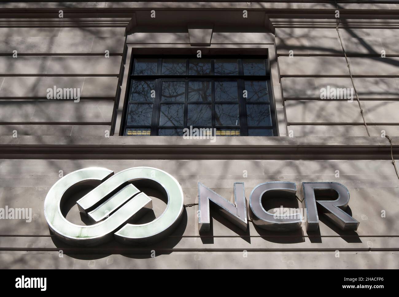 logo et signe du nom de ncr, ou caisses nationales, au bureau de la compagnie dans le bâtiment patterson 1936, marylebone, londres, angleterre Banque D'Images