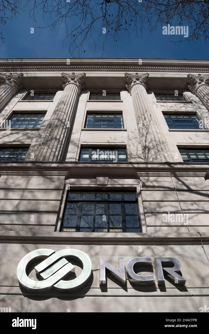 logo et signe du nom de ncr, ou caisses nationales, au bureau de la compagnie dans le bâtiment patterson 1936, marylebone, londres, angleterre Banque D'Images