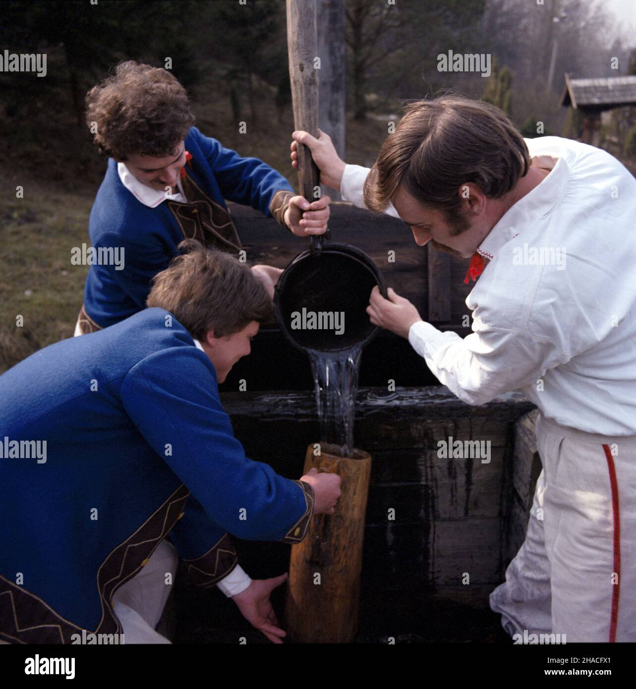 Nowogród 23.04.1984.Skansen Kurpiowski W Nowogrodzie im.Adama Chêtnika.Pokazy ludowych zwyczajów i tradycji œwi¹t wielankanocnych.m³odzie¿ przygotowuje siê do œmigusa-dyngusa, czyli zwyczaju wzajemnego oblewania siê wod¹ W poniedzia³ek wielkanocny. Js PAP/Jan MorekNowogrod, 23 avril 1984.Le Adam Chetnik Kurpie Skansen dans Nowogrod.Photo : rites de Pâques Kurpie.Les jeunes se préparent à la mouse d'eau le lundi de Pâques. Js PAP/Jan Morek Banque D'Images