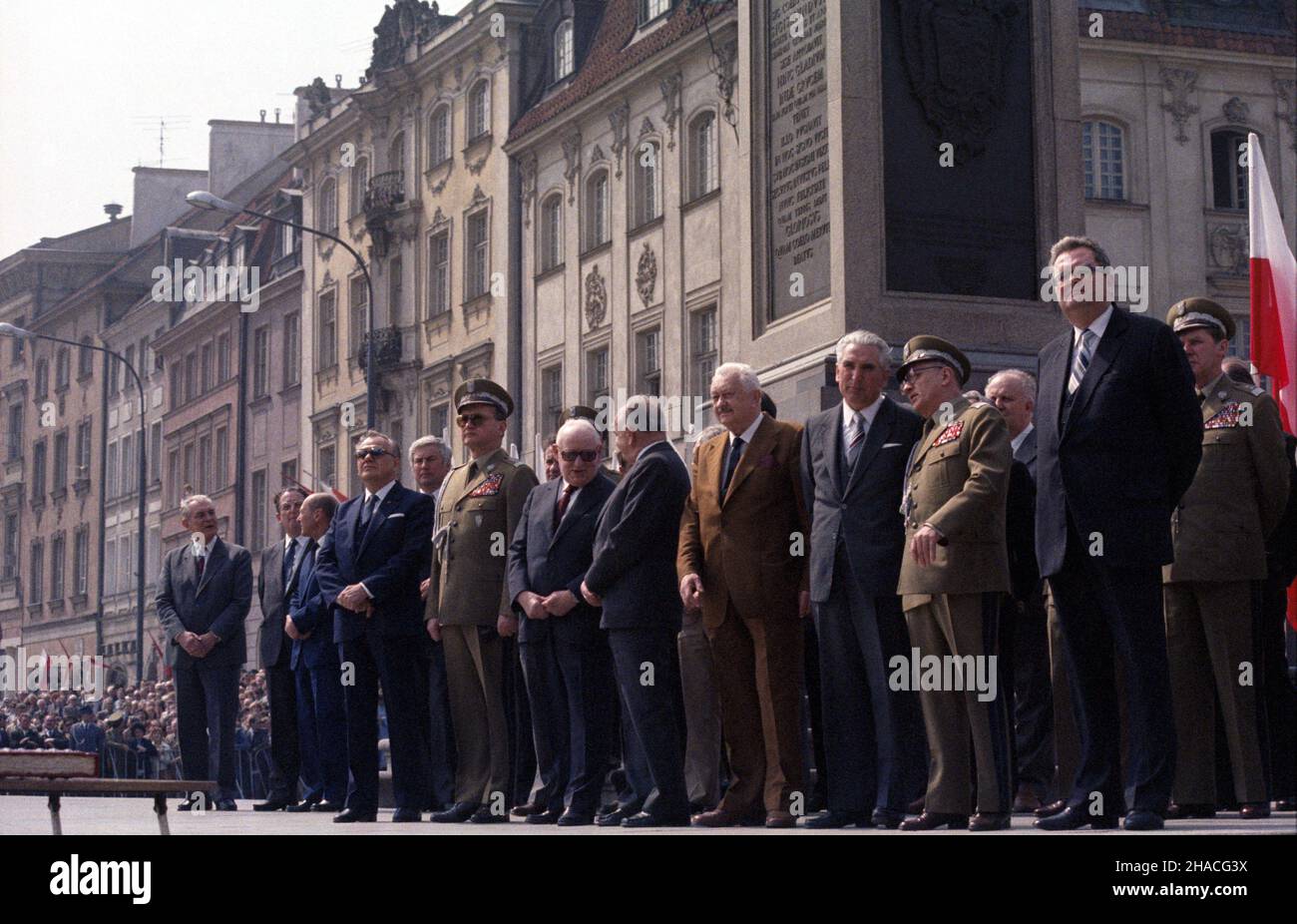 Varsovie 03.05.1984.Obchody rocznicy uchwalenia Konstytucji 3 Maja na placu Zamkowym.NZ. m.in.: od prawej stoj¹: Prèzes ZSL Roman Malinowski, ministre obrony narodowej gen.Florian Siwicki, sekretarz KC PZPR Józef Czyrek, przewodnicz¹cy Rady Krajowej PRON pisarz Jan Dobraczyñski, marsza³ek Sejmu Stanis³aw Gucwa, przewodnicz¹cy Rady Pañstwa Henryk Jab³oñski, premier PRL gen.Wojciech Jaruzelski, wicepremier Edward Kowalczyk. Js PAP/Grzegorz RogiñskiVarsovie, le 3 mai 1984.Le parti communiste et les responsables du gouvernement lors des célébrations de l'anniversaire de constitution de mai 3 sur la place Zamkowy (Château). Banque D'Images