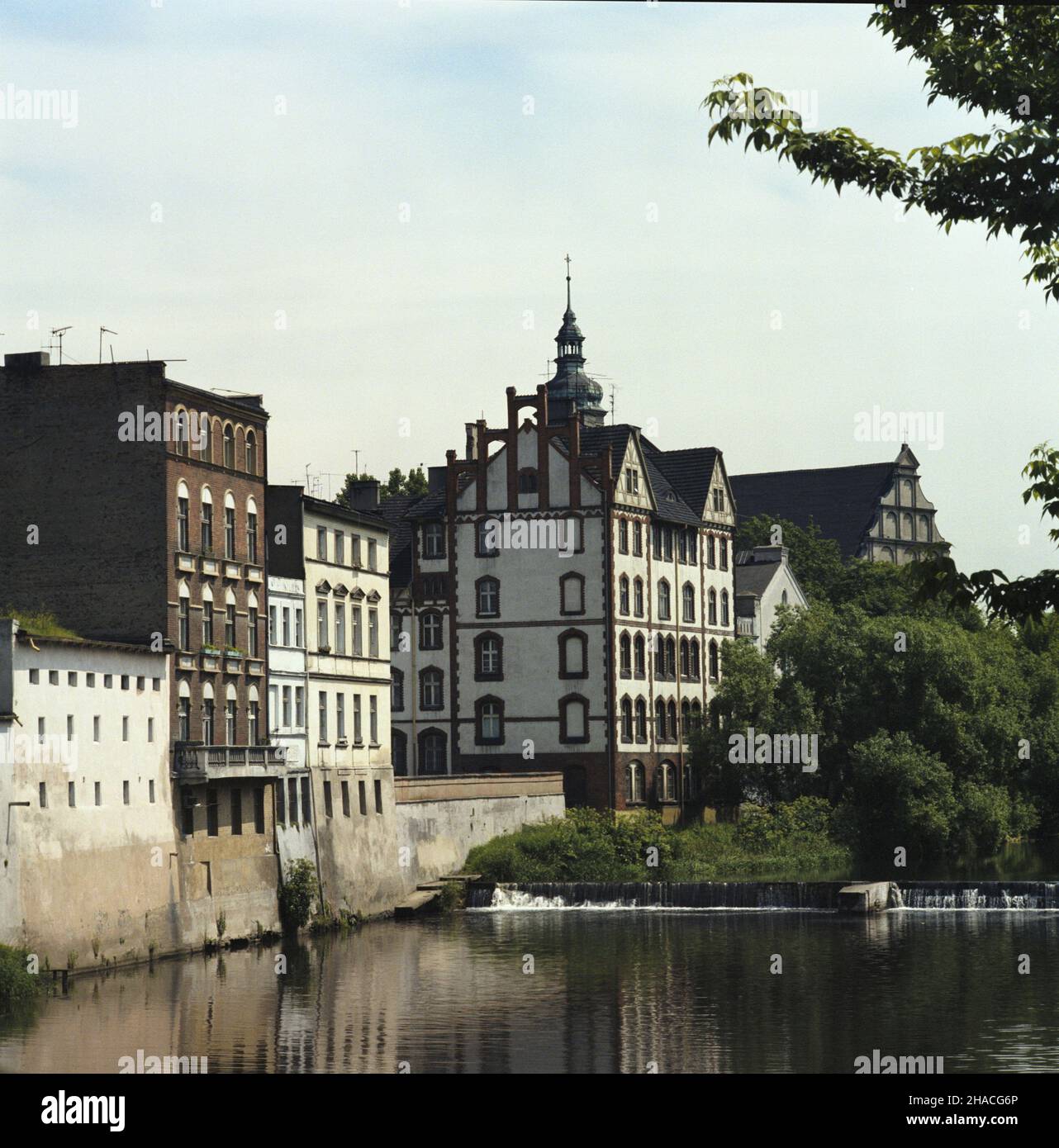 Opole 06.1984.Kaskada na M³ynówce (stare koryto Odry), widok od pó³nocy.W g³êbi fragment zabudowañ klasztoru Franciszkanów i wie¿a koœcio³a Œwiêtej Trójcy. Js PAP/Wojciech Kryñski Dok³adny dzieñ wydarzenia nieustalony.Opole, juin 1984.Une cascade sur la rivière Mlynowka (l'ancien chenal de la rivière Odra), une vue du nord.En arrière-plan, un fragment du monastère franciscain et une tour de l'église de la Sainte Trinité. Js PAP/Wojciech Krynski jour de l'événement inconnu Banque D'Images