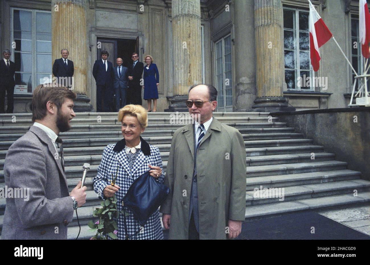 Varsovie 17.06.1984.Wybory do rad narodowych, terenowych organów w³adzy pañstwowej W PRL.NZ.Je sekretarz KC PZPR Wojciech Jaruzelski i jego ¿ona Barbara przed lokalem wyborczym W Królikarni-Muzeum Xawerego Dunikowskiego. Js PAP/Grzegorz RogiñskiVarsovie, Pologne, 17 juin 1984.Premier secrétaire du Comité central du Parti ouvrier Uni polonais Wojciech Jaruzelski (R) et sa femme Barbara (C) à un bureau de vote du Musée de sculpture de Xawery Dunikowski au Palais Krolikarnia lors des élections aux conseils populaires à Varsovie.PAP/GRZEGORZ ROGINSKI Banque D'Images
