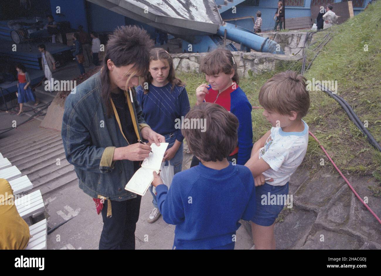 Opole 22.06.1984.XXI Krajowy Festiwal piosenki Polskiej.NZ. Bassita zespo³u Odzia³ Zamkniêty Marcin Ciempiel rozdaje autografy. Js PAP/Wojciech KryñskiOpole, le 22 juin 1984.Le 21e Festival de la chanson polonaise à Opole.Photo: Marcin Ciempriel, bassiste dans la zamncion de rockband Oddzial (quartier fermé), donne des autographes. Js PAP/Wojciech Krynski Banque D'Images