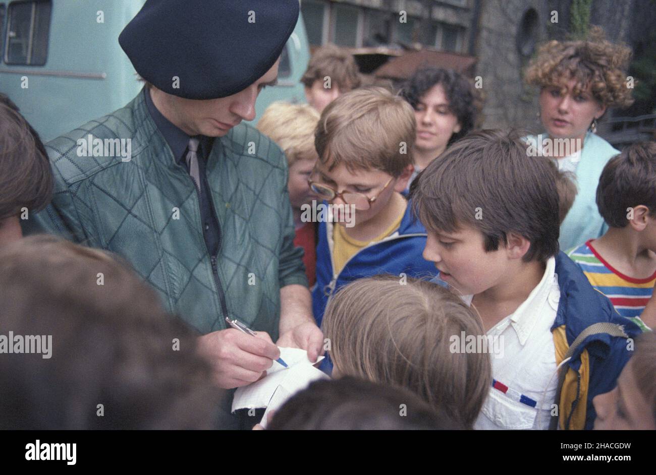 Opole 21.06.1984.XXI Krajowy Festiwal piosenki Polskiej.NZ. Wokalista Kapitan Nemo (w³aœæ.Bogdan Gajkowski) rozdaje autografy. Js PAP/Wojciech KryñskiOpole, le 21 juin 1984.Le 21e Festival de la chanson polonaise à Opole.Photo : le chanteur Capitaine Nemo (Bogdan Gajkowski) donne des autographes. Js PAP/Wojciech Krynski Banque D'Images