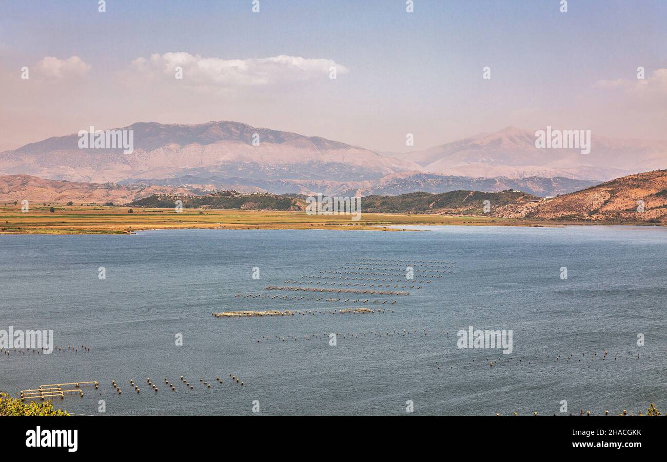 Paysage du lac Butrint avec ferme de moules et montagnes à Ksamil, en Albanie du Sud. Banque D'Images