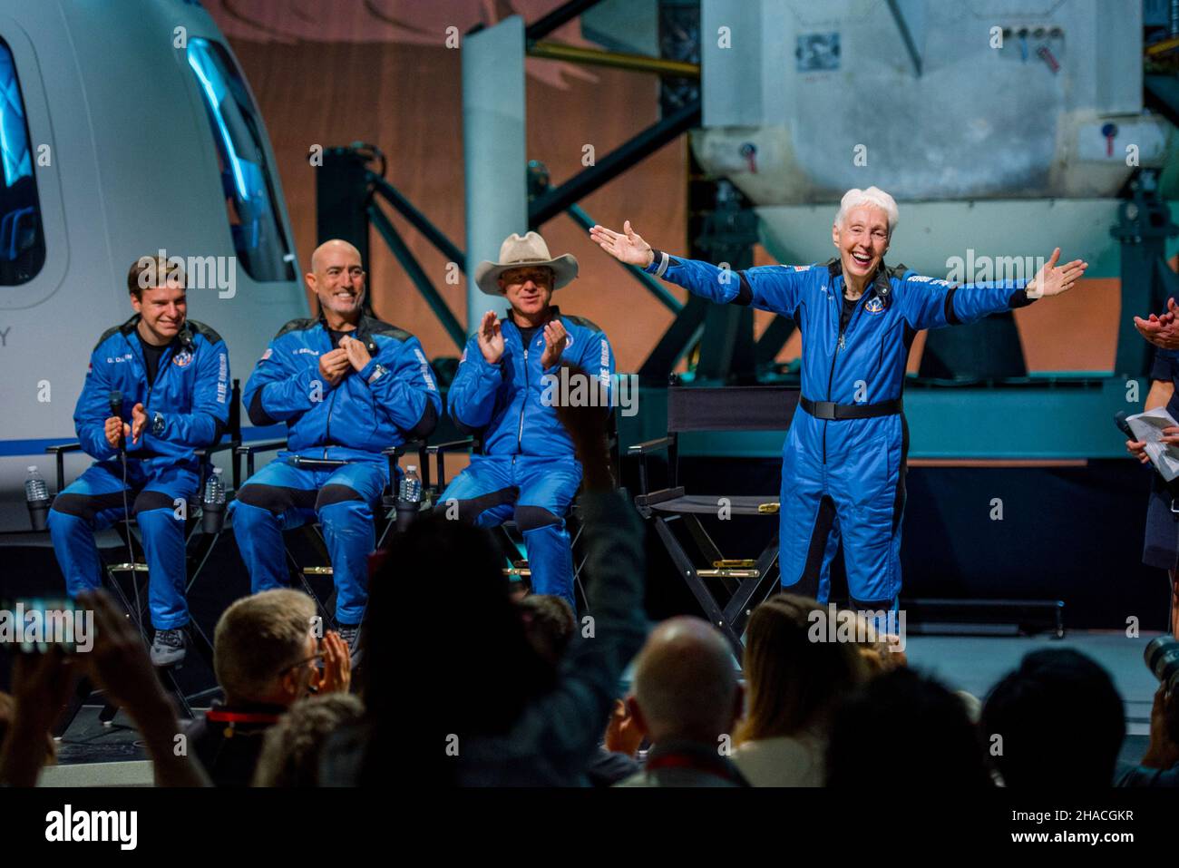 VAN HORN, TEXAS, États-Unis - 20 juillet 2021 - les premiers astronautes de l'espace sous-orbital Blue Origin lors d'une conférence de presse post-floght à Van Horn, Banque D'Images