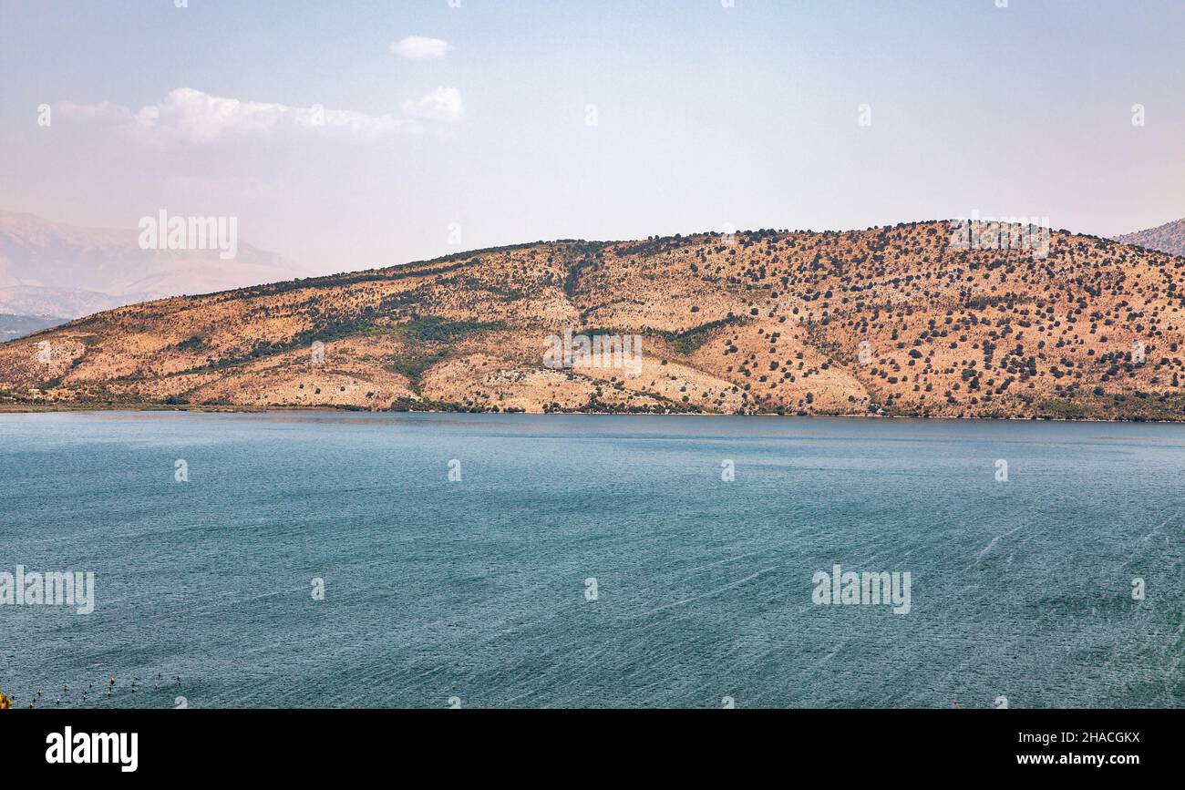 Paysage du lac Butrint avec ferme de moules et montagnes à Ksamil, en Albanie du Sud. Banque D'Images