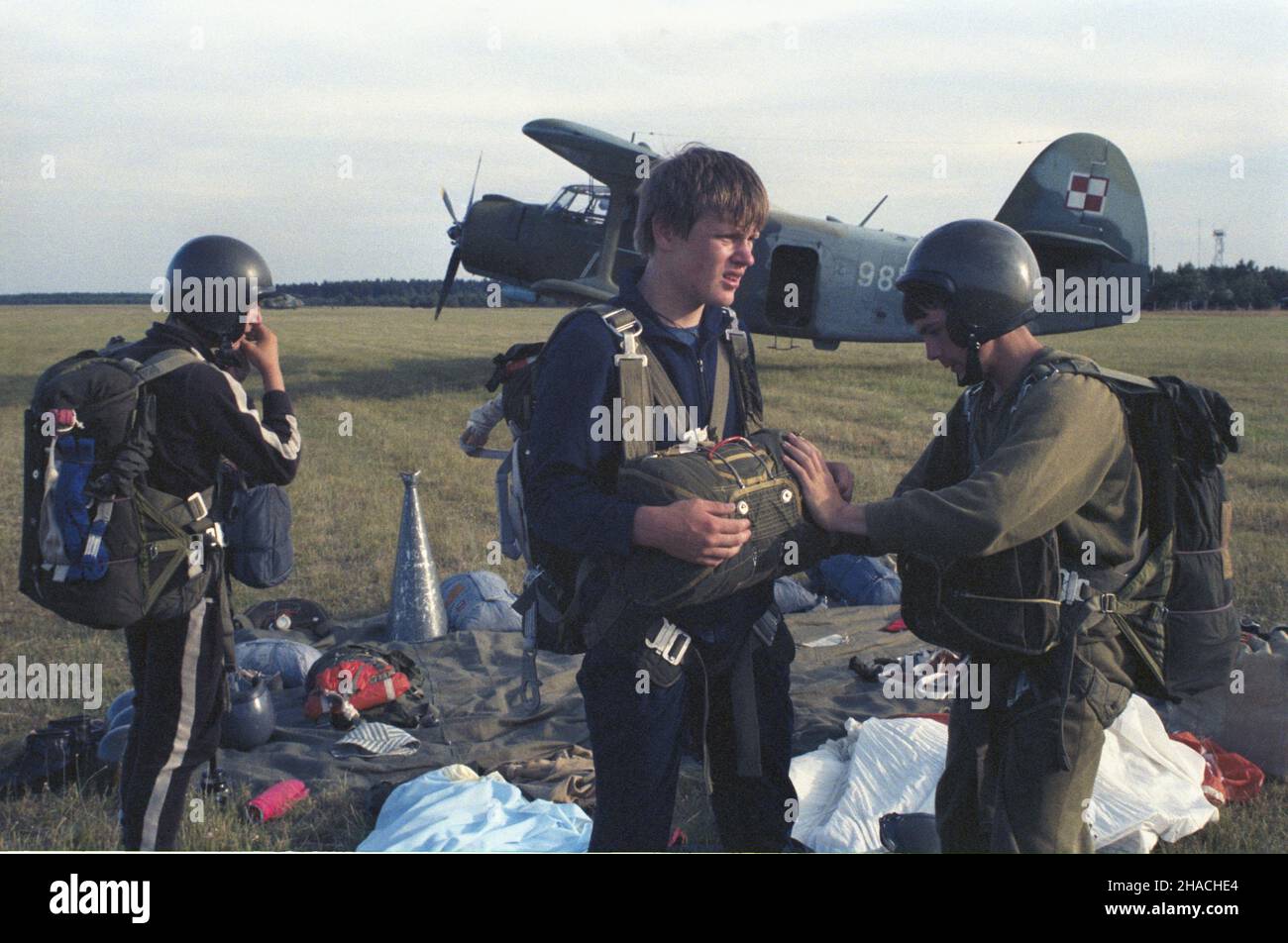 Polska 08.1985.Przygotowania do skoków ze spadochronem.W tle radziecki samolot Antonov an-2. wb PAP/Tadeusz ZagoŸdziñski Dok³adny dzieñ wydarzenia nieustalony.Pologne août 1985.Préparation des sauts en parachute.En arrière-plan soviétique Antonov an-2. wb PAP/Tadeusz Zagozdzinski Date de l'événement inconnue. Banque D'Images