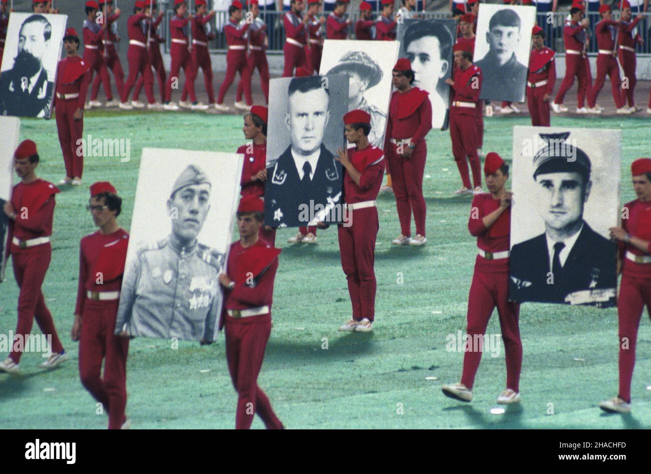 Rosja Moskwa 3.08.1985.XII Œwiatowy Festiwal M³odzie¿y i Studentów Moskwa '85 (27.07-03.08.1985), W którym udzia³ wziê³o ok.26 koszestników ze 157 krajów.Polskê reprezentowa³a grupa 600-osobowa, na czele z przewodnicz¹cym Zarz¹du G³ównego Zwi¹zku Socjalistycznej M³odzie¿y Polskiej Jerzym Szmajdziñskim.uroczystoœæ zakoñczenia na Centralnym Stadionie im.Lenina na £u¿nikach. wb PAP/Grzegorz RogiñskiMoscou, Russie, 3 août 1985.Environ 26,000 délégués de 157 pays sont venus au 12ème Festival mondial de la jeunesse et des étudiants (juillet 27-août3).La Pologne était représentée par un 600-s. Banque D'Images