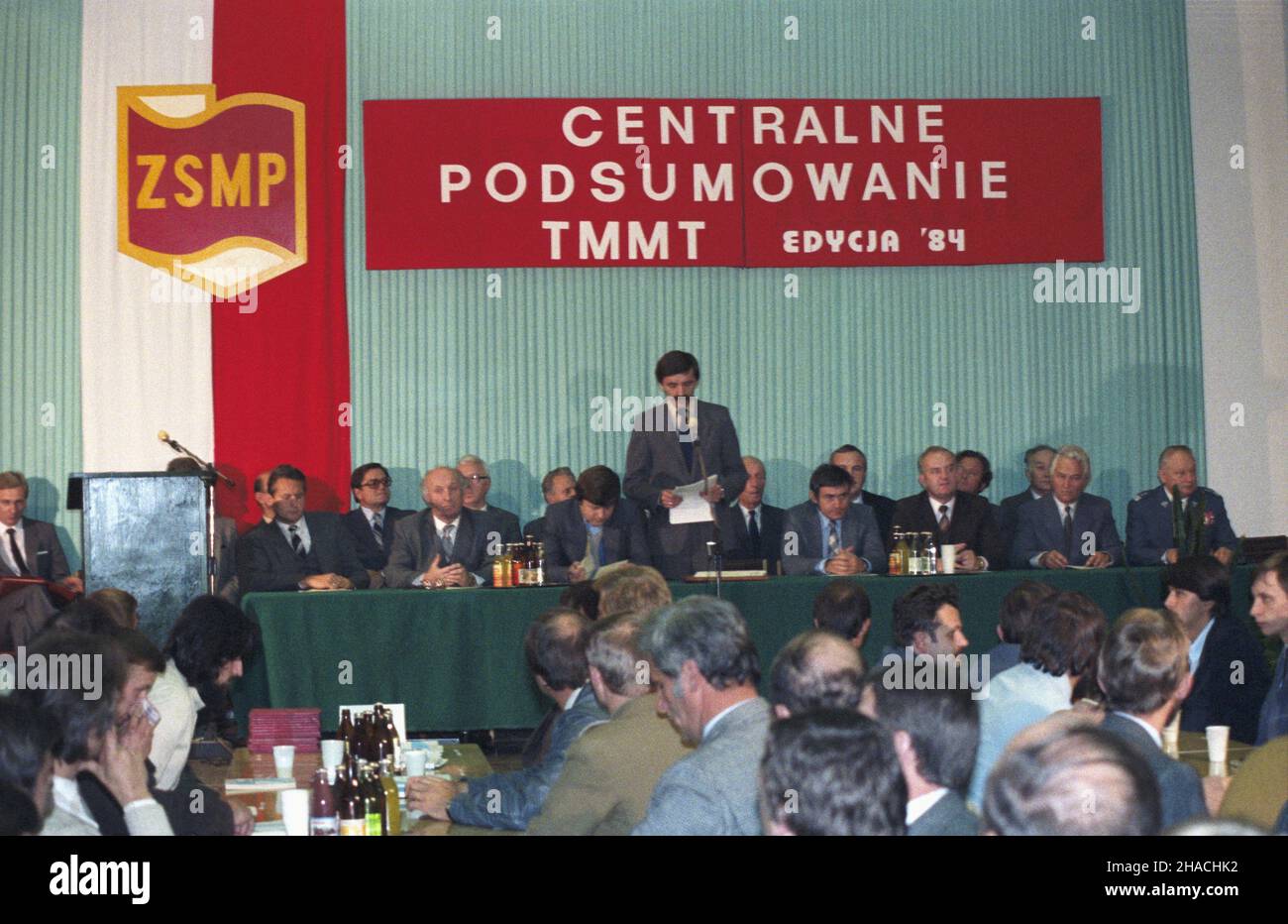 Varsovie 09.1985.Ogólnopolski Turniej M³odych Mistrzów Techniki zorganizawany przez Polski Zwi¹zek Stowarzyszèn Wynalazców i Racjonalizatorów oraz Zwi¹zek Socjalistycznej M³odzie¿y Polskiej.m.in. Podsumowanie wyników olimpiady, W prezydium przewodnicz¹cy Zarz¹du G³ównego. Wydzia³u ZSMP Jerzy Szmajdziñski (3L), kierowik ds.M³odzie¿y, Kultury Fizycznej i Turystyki przy KC PZPR Leszek Miller (4P). wb PAP/Grzegorz Rogiñski Dok³adny dzieñ wydarzenia nieustalony.Varsovie septembre 1985.Le concours national des jeunes champions de la technologie organisé par l'Union polonaise de l'inventeur Banque D'Images