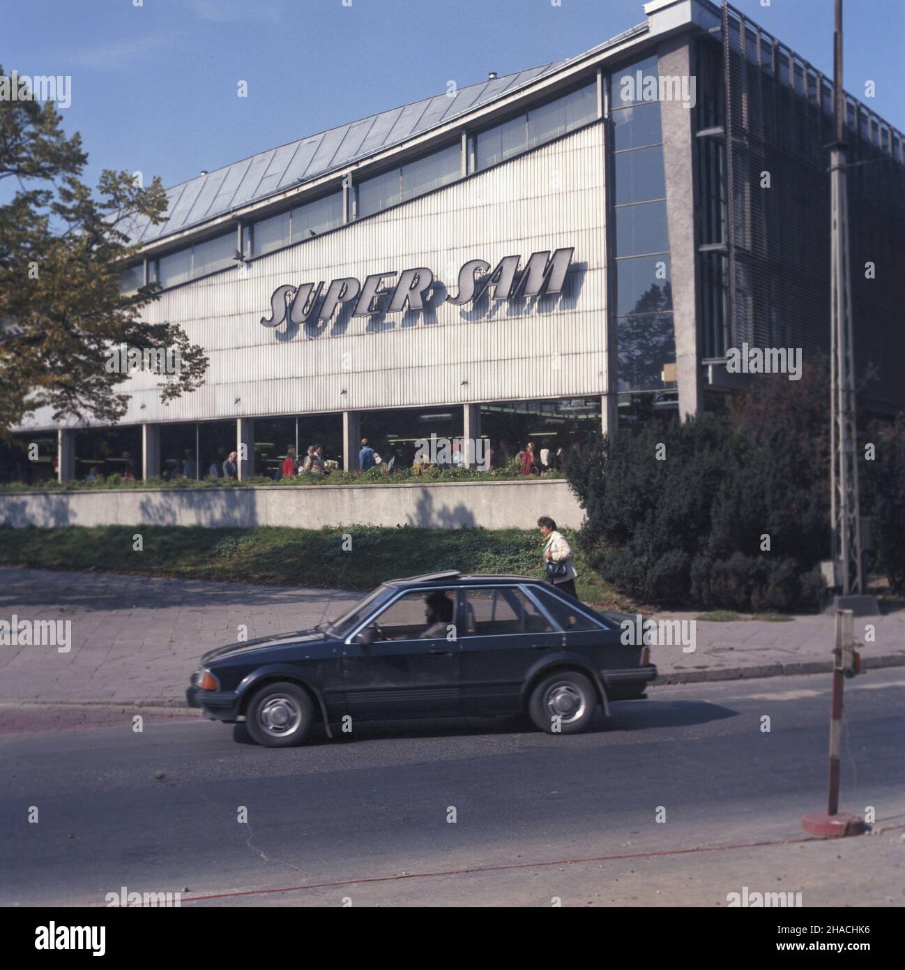 Varsovie 09.1985.Sklep Supersam przy placu Unii Lubelskiej pod adresem ulica Pu³awska 2, pierwszy W Polsce sklep samoobs³ugowy otwarty 6 czerwca 1962 roku. wb PAP/Tomasz Pra¿mowski Dok³adny dzieñ wydarzenia nieustalony.Varsovie septembre 1985.Le magasin Supersam de la place Unii Lubelskiej, au 2 rue Pu³awska, le premier magasin libre-service en Pologne, a ouvert ses portes le 6 juin 1962. wb PAP/Tomasz Prazmowski jour de l'événement inconnu Banque D'Images