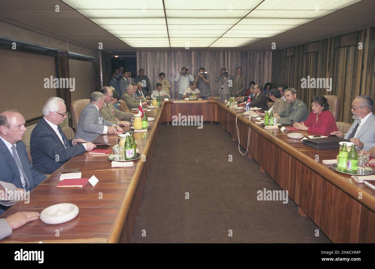 Kuba Hawana 22.09.1985.Wizyta premiera i przewodnicz¹cego Rady Pañstwa Polskiej Rzeczypospolitej Ludowej gen.Wojciecha Jaruzelskiego na Kubie (20-24.09.1985).Rozmowy plenarne pomiêdzy delegacjami Polski (lewa strona sto³u) i Kuby (prawa strona) W gmachu Pa³acu Rewolucji.m.in.: polityk Carlos Rafael Rodriguez (1P), przewodnicz¹cy Rady Pañstwa, I sekretarz Komunistycznej Partii Kuby Fidel Castro (3P), wiceprezes Rady Ministrów PRL Zenon Komender (2L), gen.Wojciech Jaruzelski (4L). wb PAP/Jan MorekCuba la Havane 22 septembre 1985.Premier ministre et chef du Conseil d'État de Banque D'Images