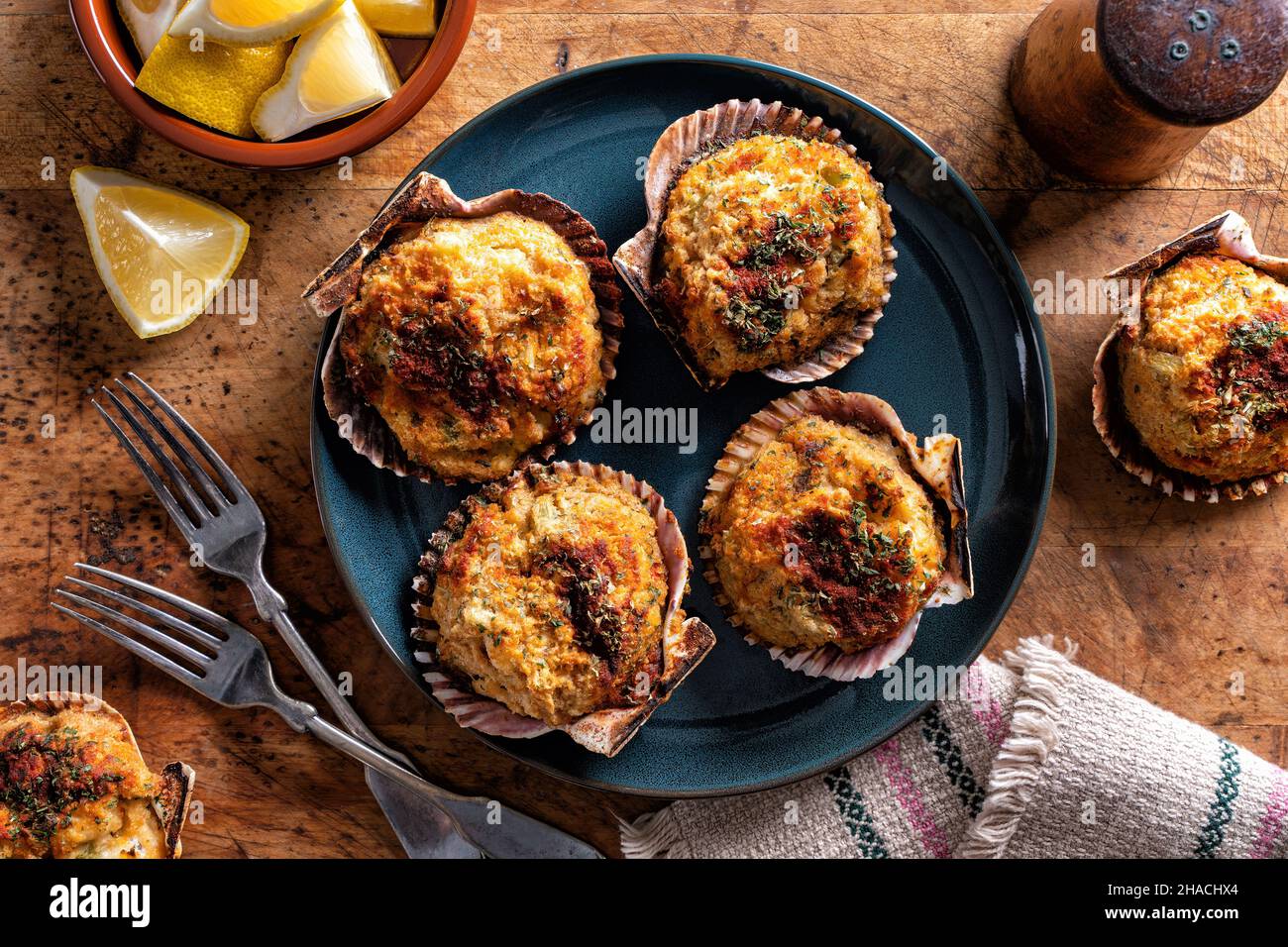 Délicieux pétoncles farcis sur la demi-coquille avec du céleri, de la chapelure et du paprika. Banque D'Images