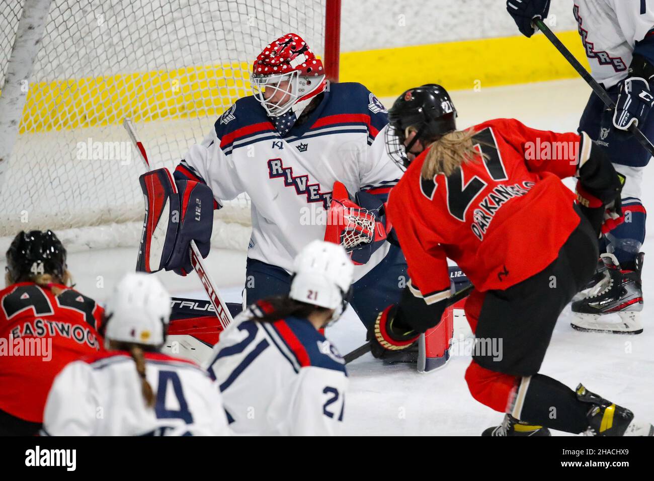 11 décembre 2021, Toronto Ontario, Canada, York Canlan Ice Arena - les six Toronto battez les riveters métropolitains 2-1 dans l'action de saison régulière de FSP.Bro Banque D'Images